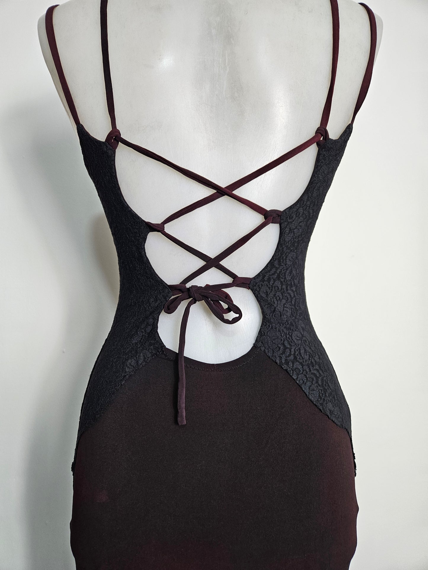 Robe en voile bordeaux