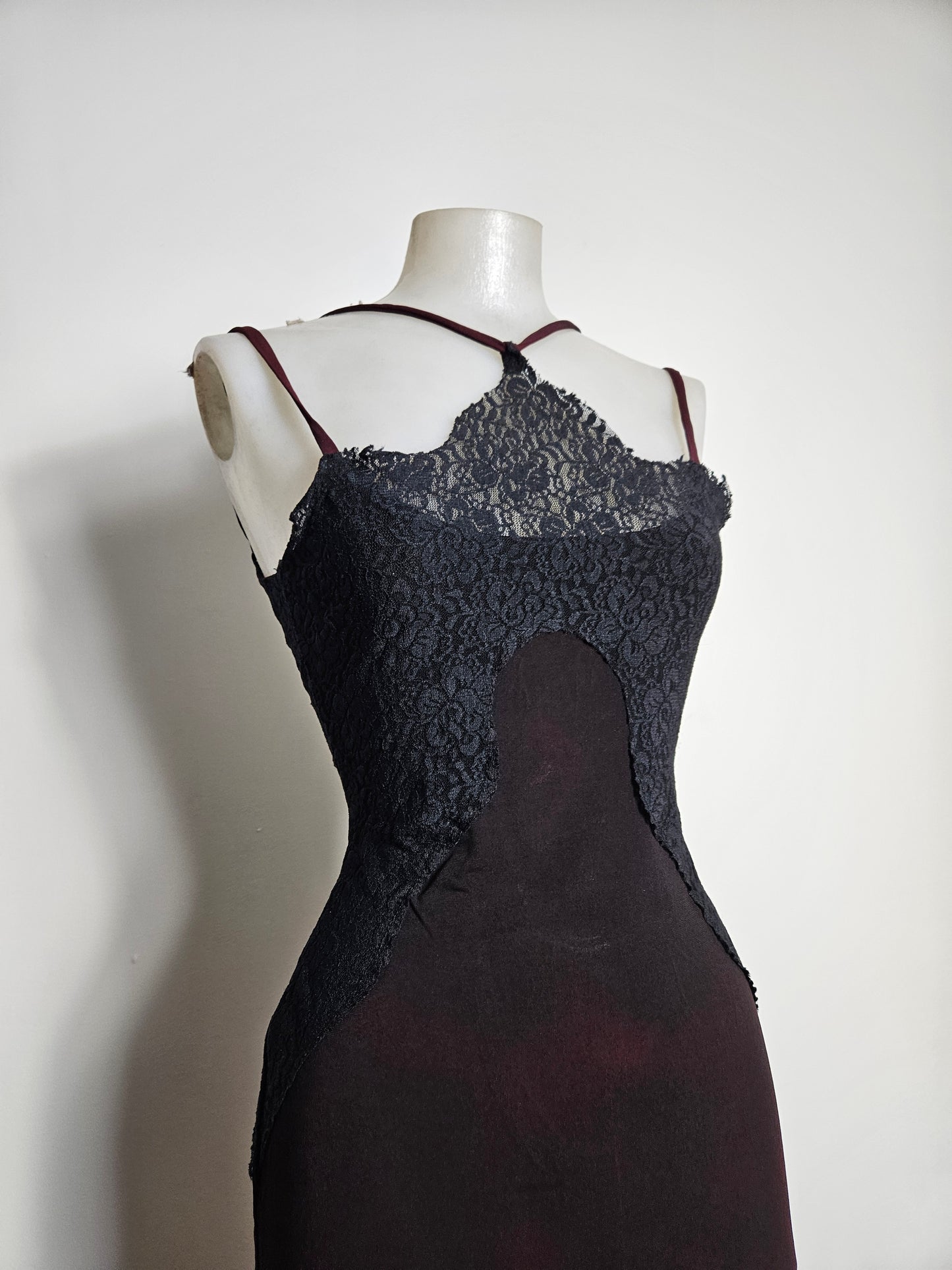 Robe en voile bordeaux