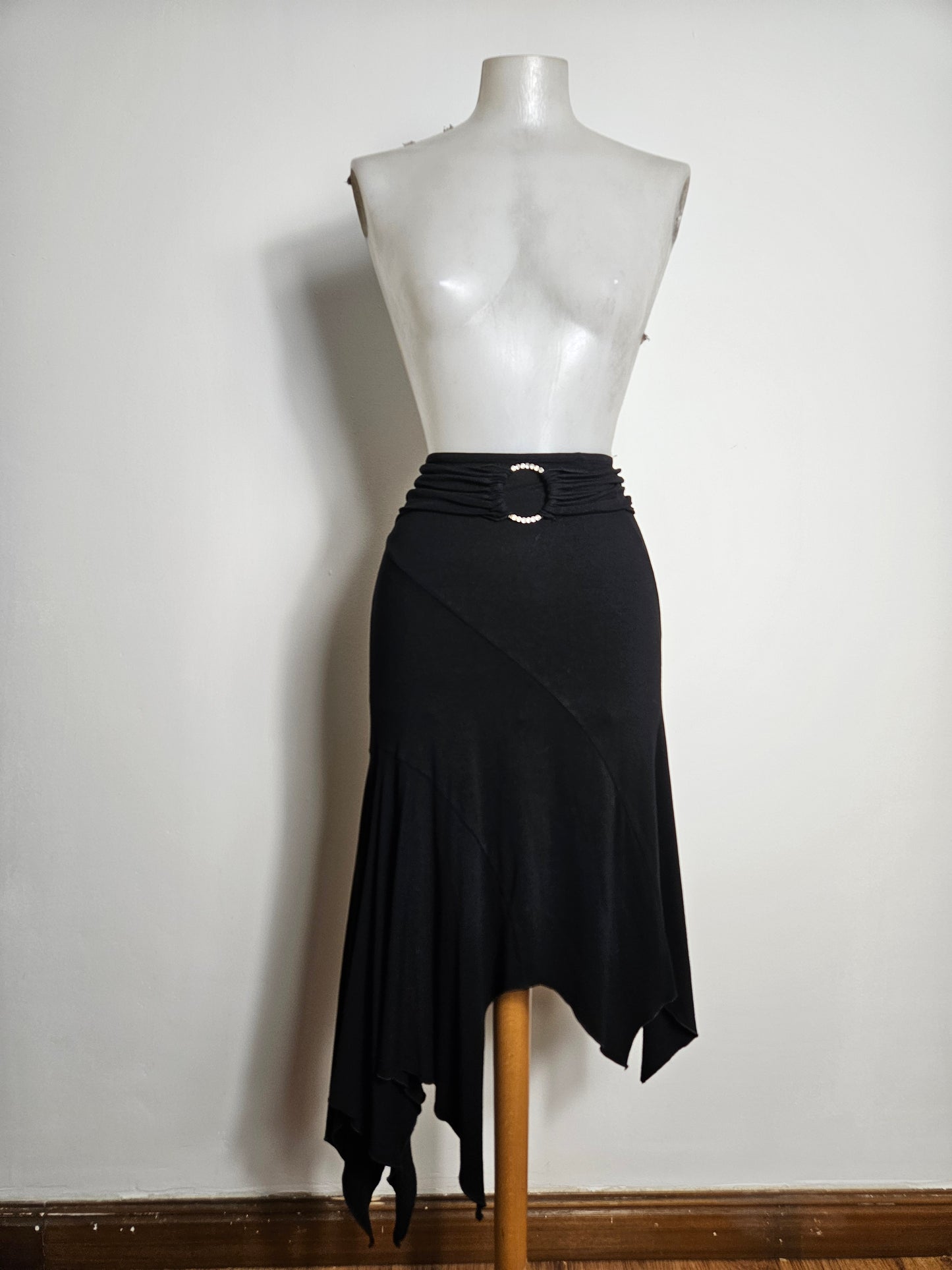 Jupe asymétrique noire à boucle