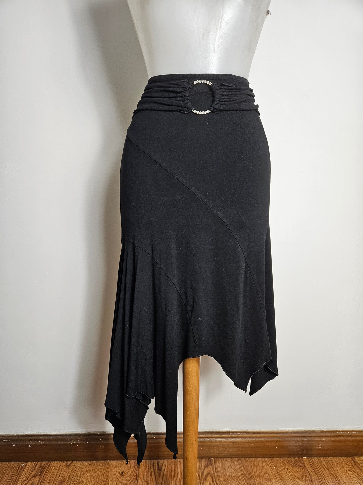 Jupe asymétrique noire à boucle