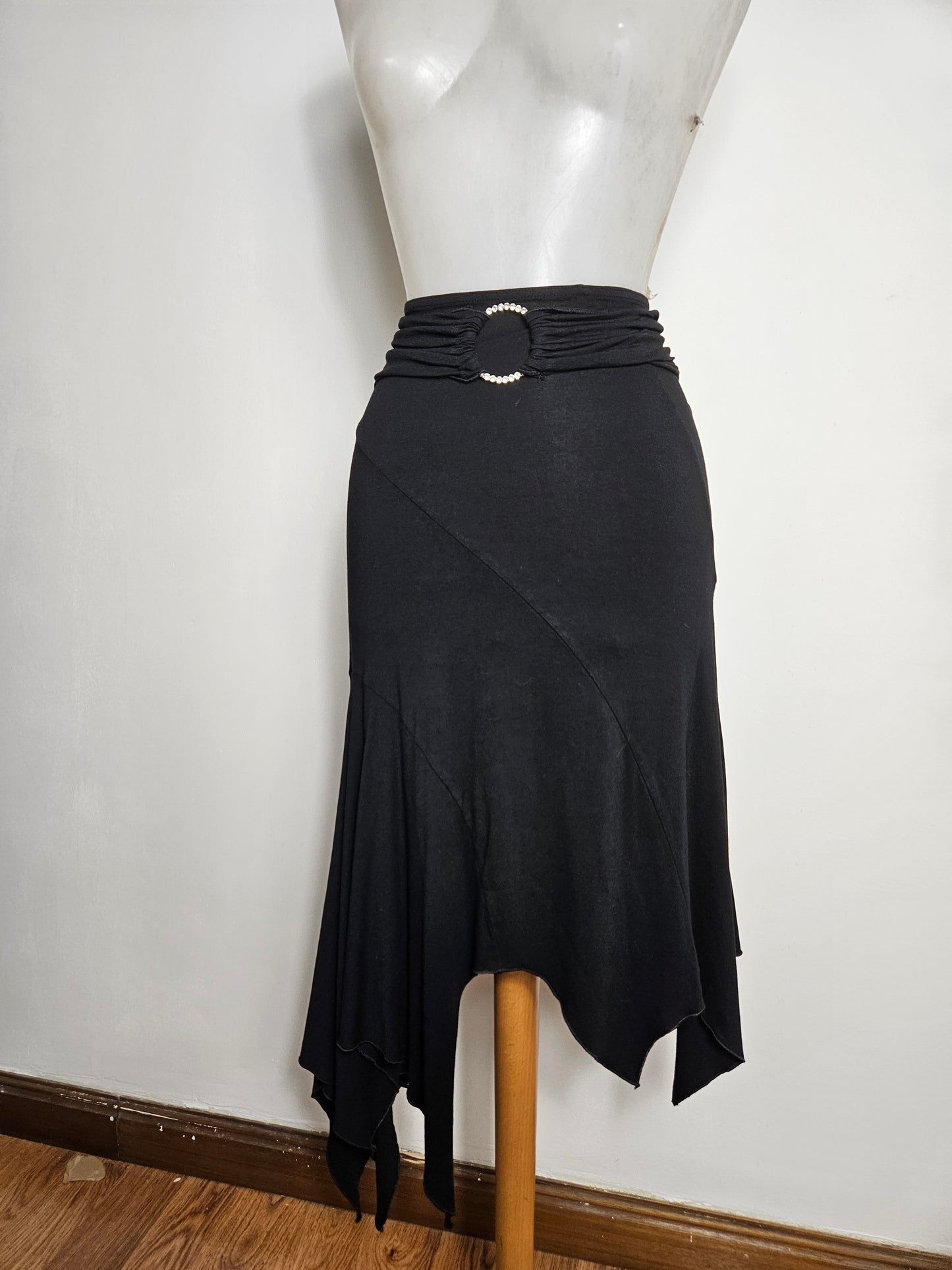 Jupe asymétrique noire à boucle