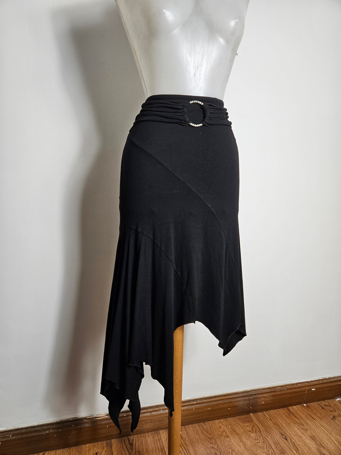 Jupe asymétrique noire à boucle