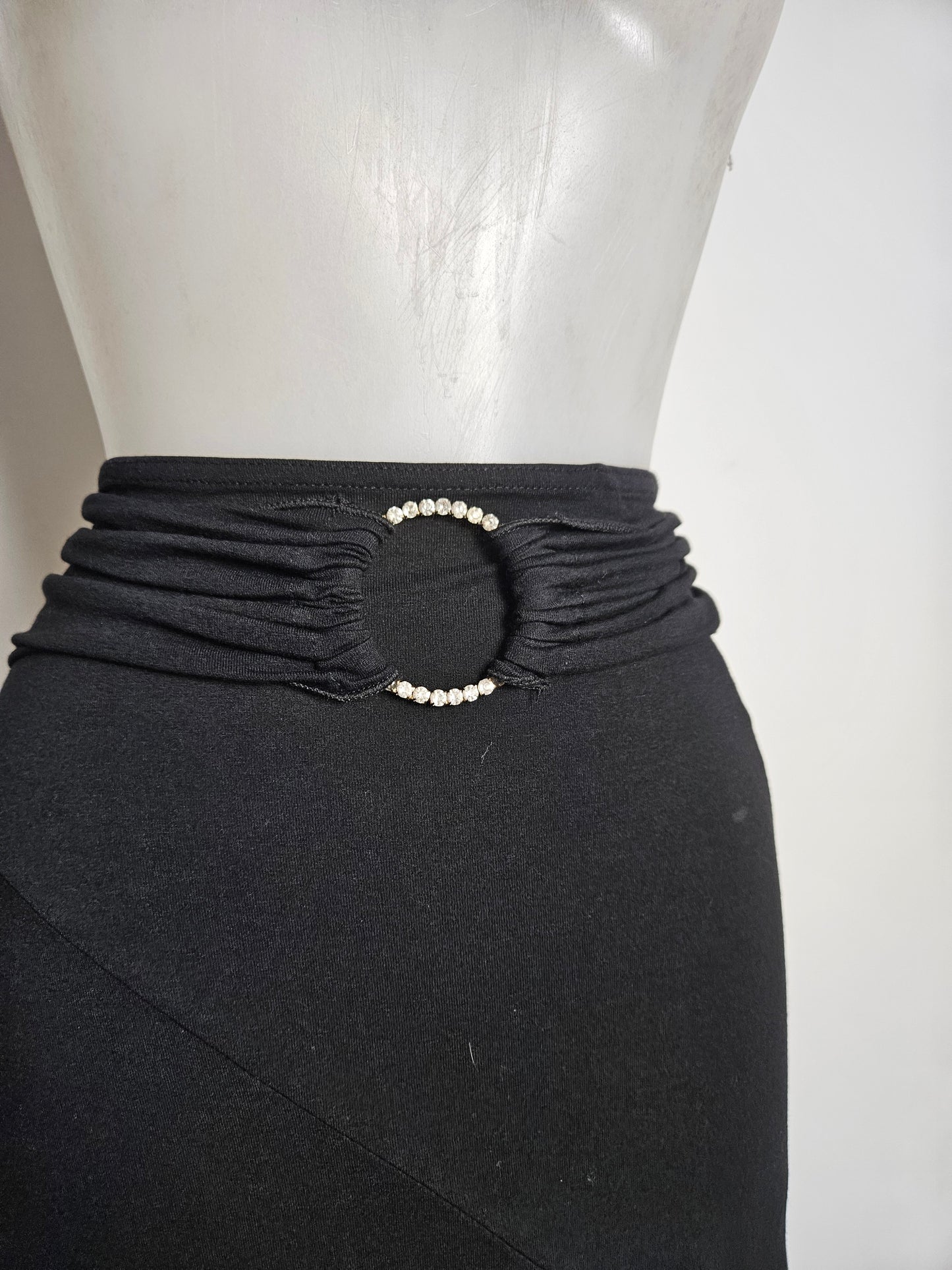 Jupe asymétrique noire à boucle