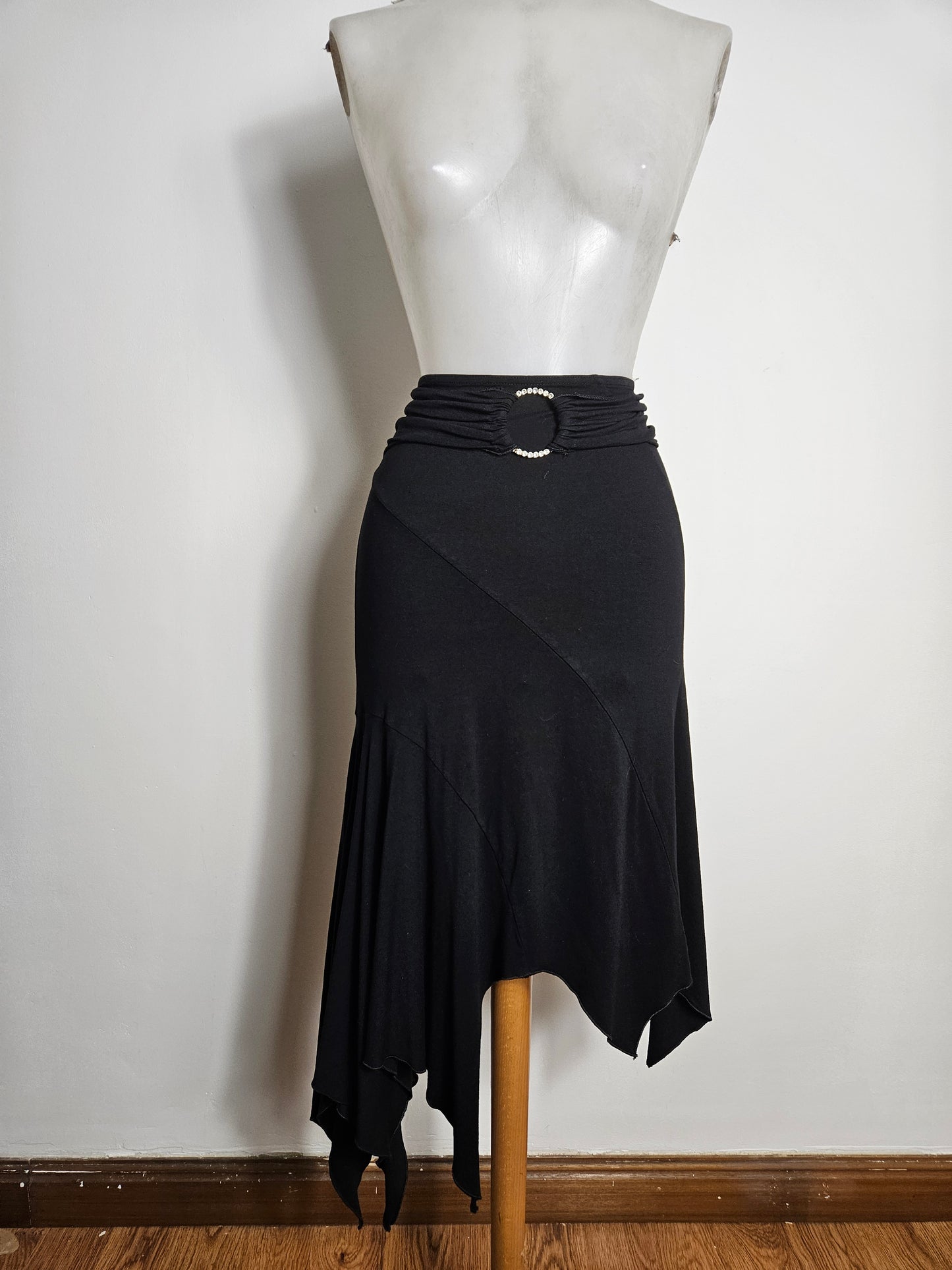 Jupe asymétrique noire à boucle