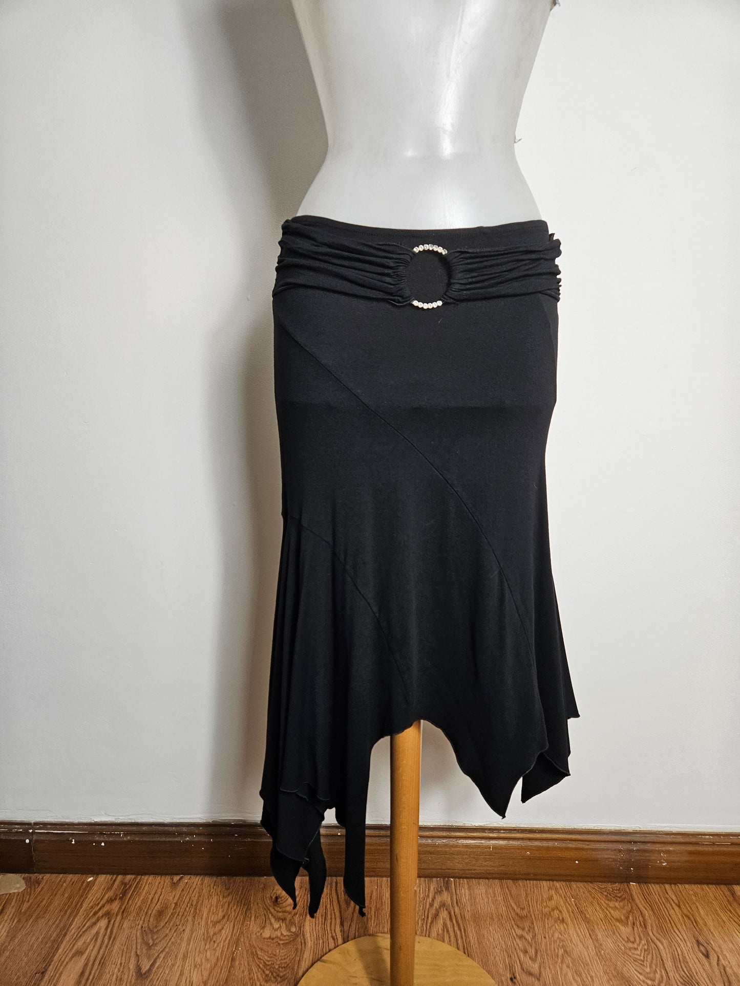 Jupe asymétrique noire à boucle