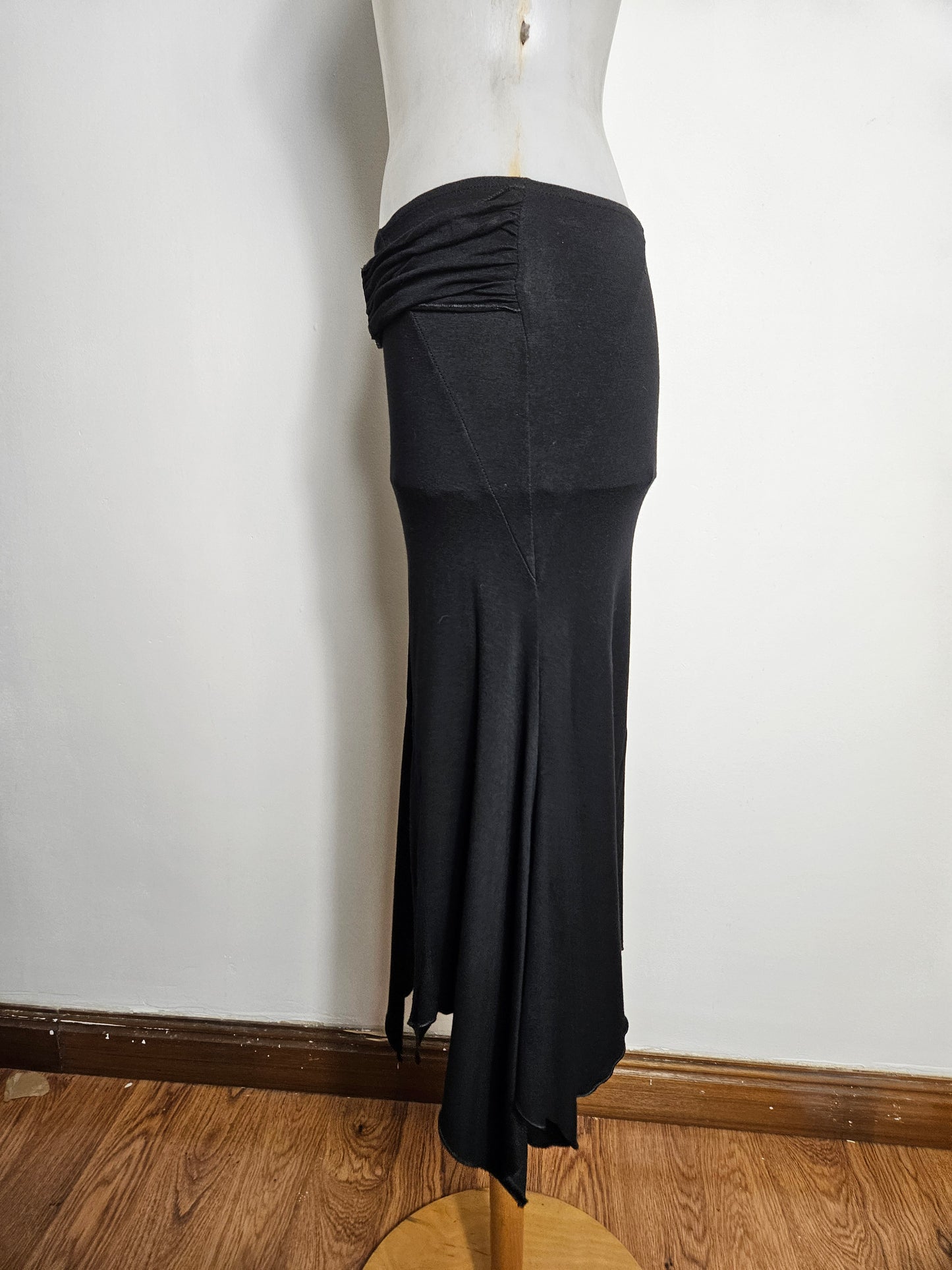 Jupe asymétrique noire à boucle