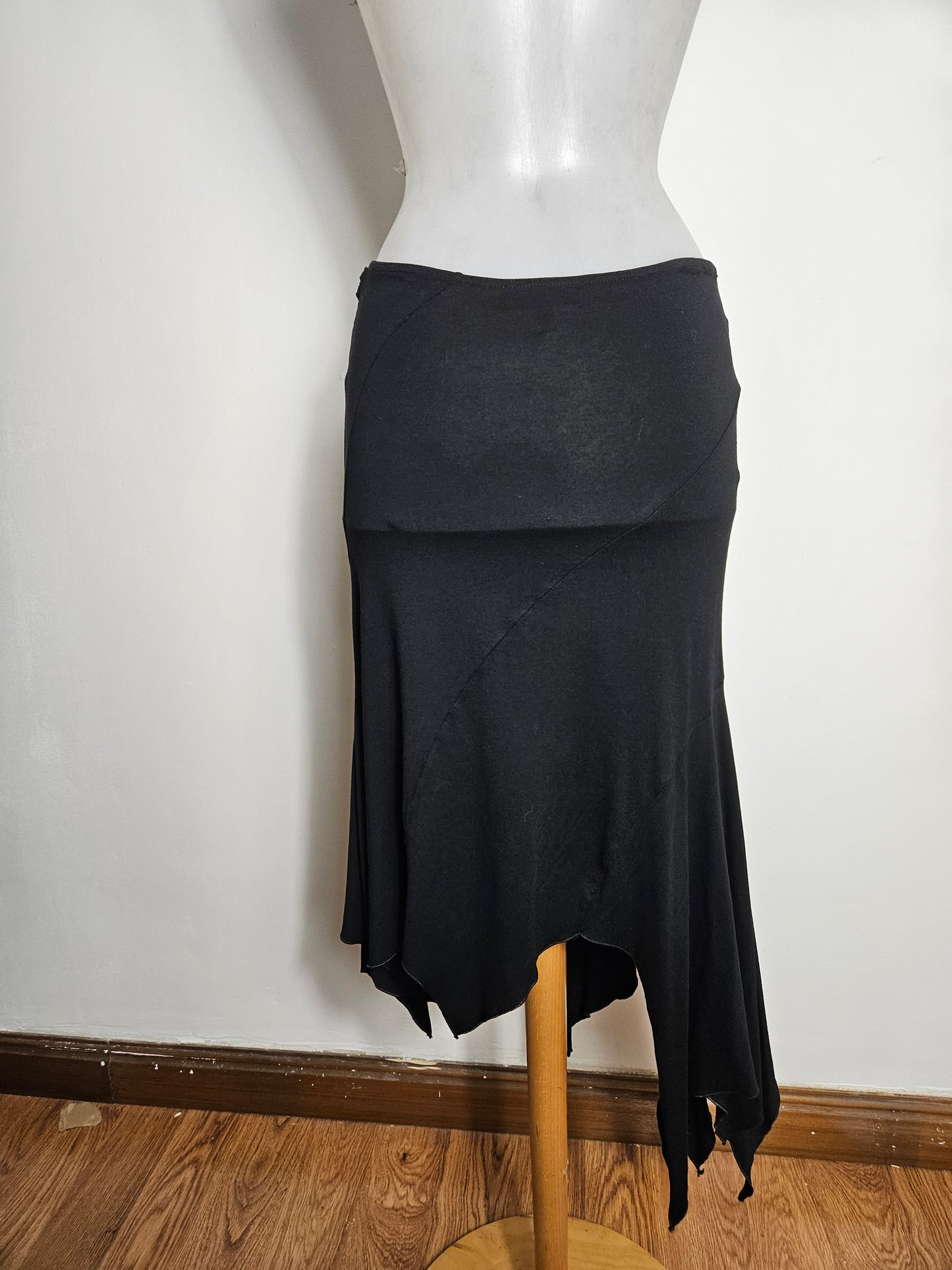 Jupe asymétrique noire à boucle