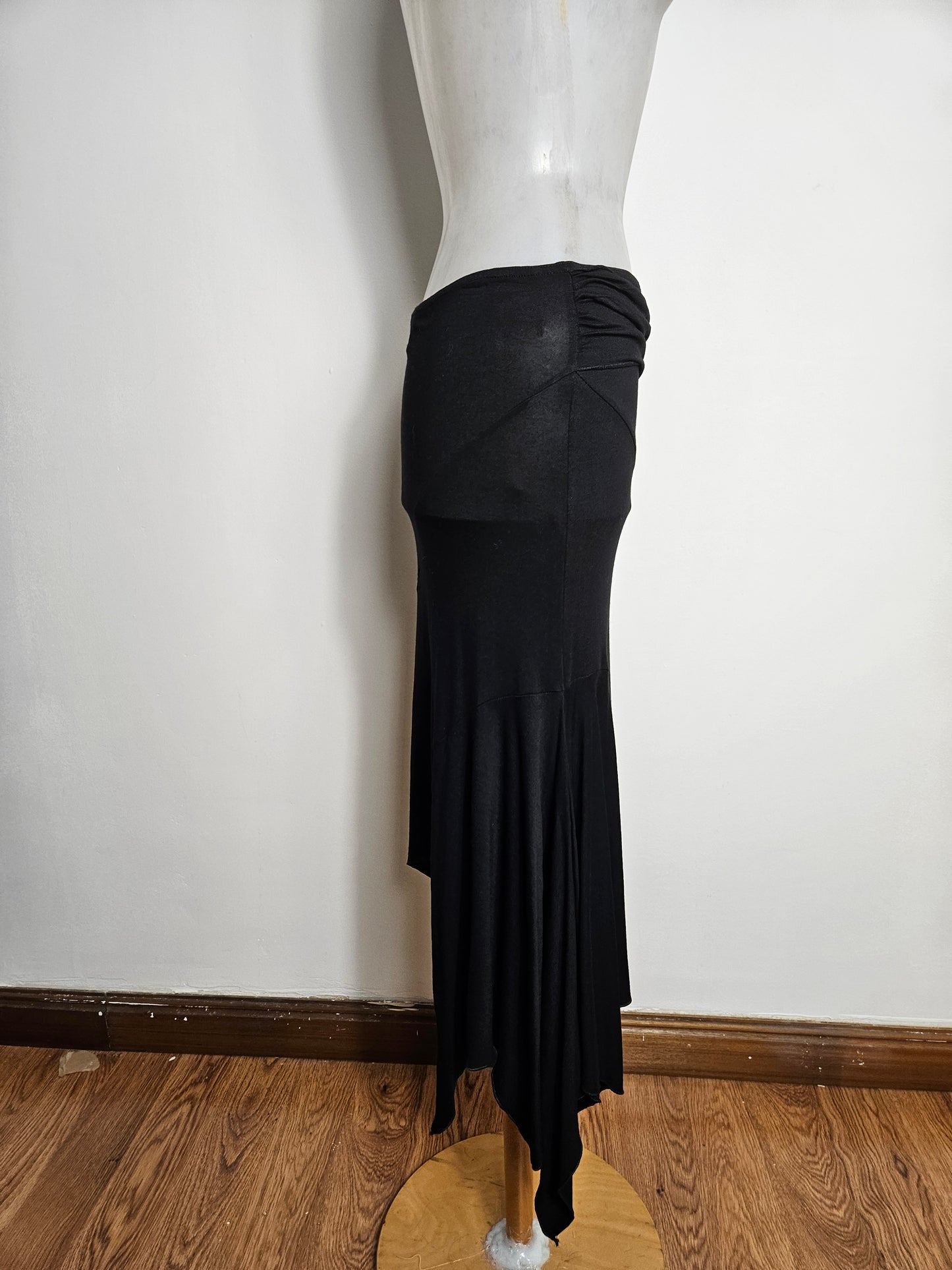 Jupe asymétrique noire à boucle