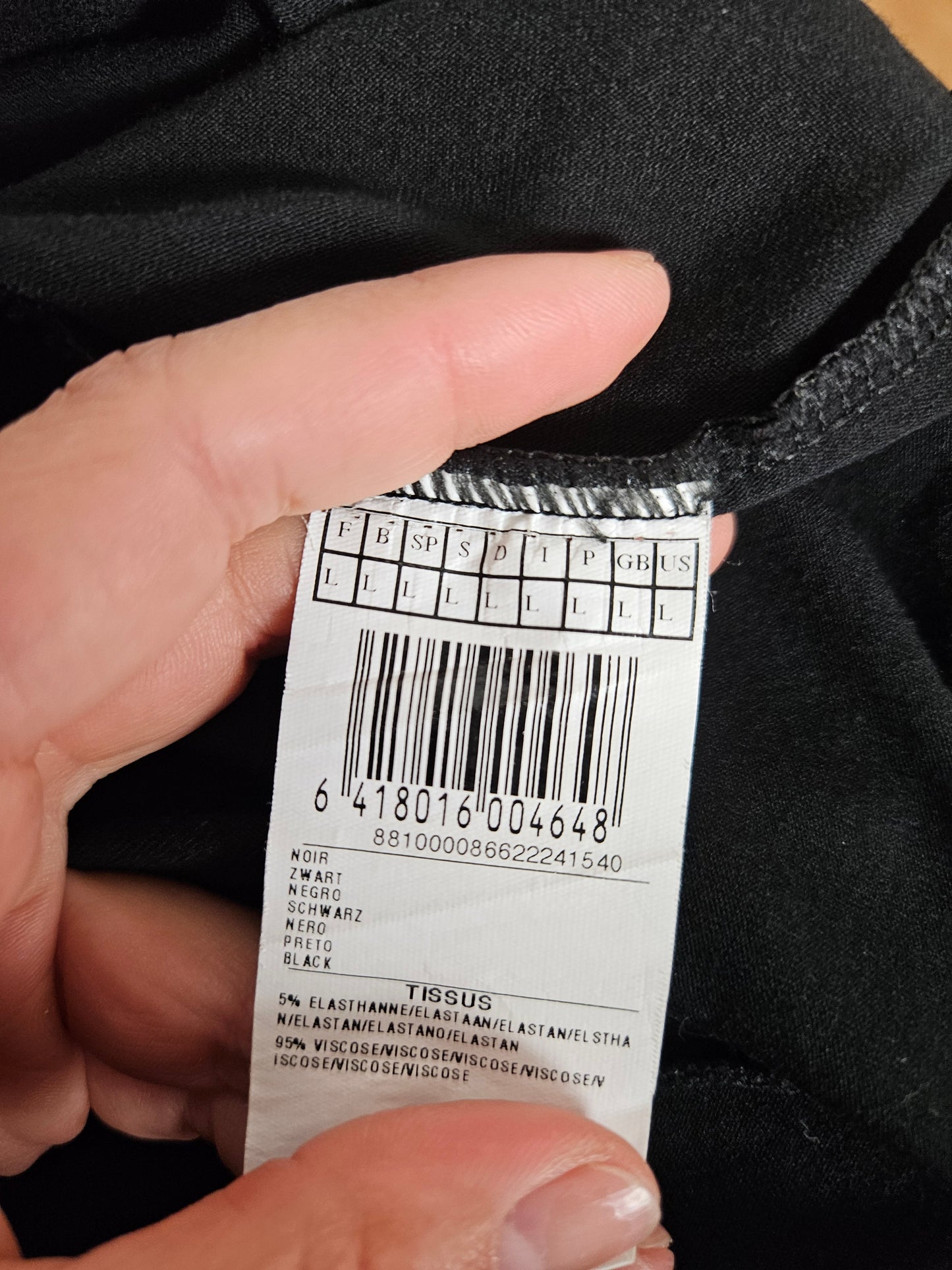 Jupe asymétrique noire à boucle