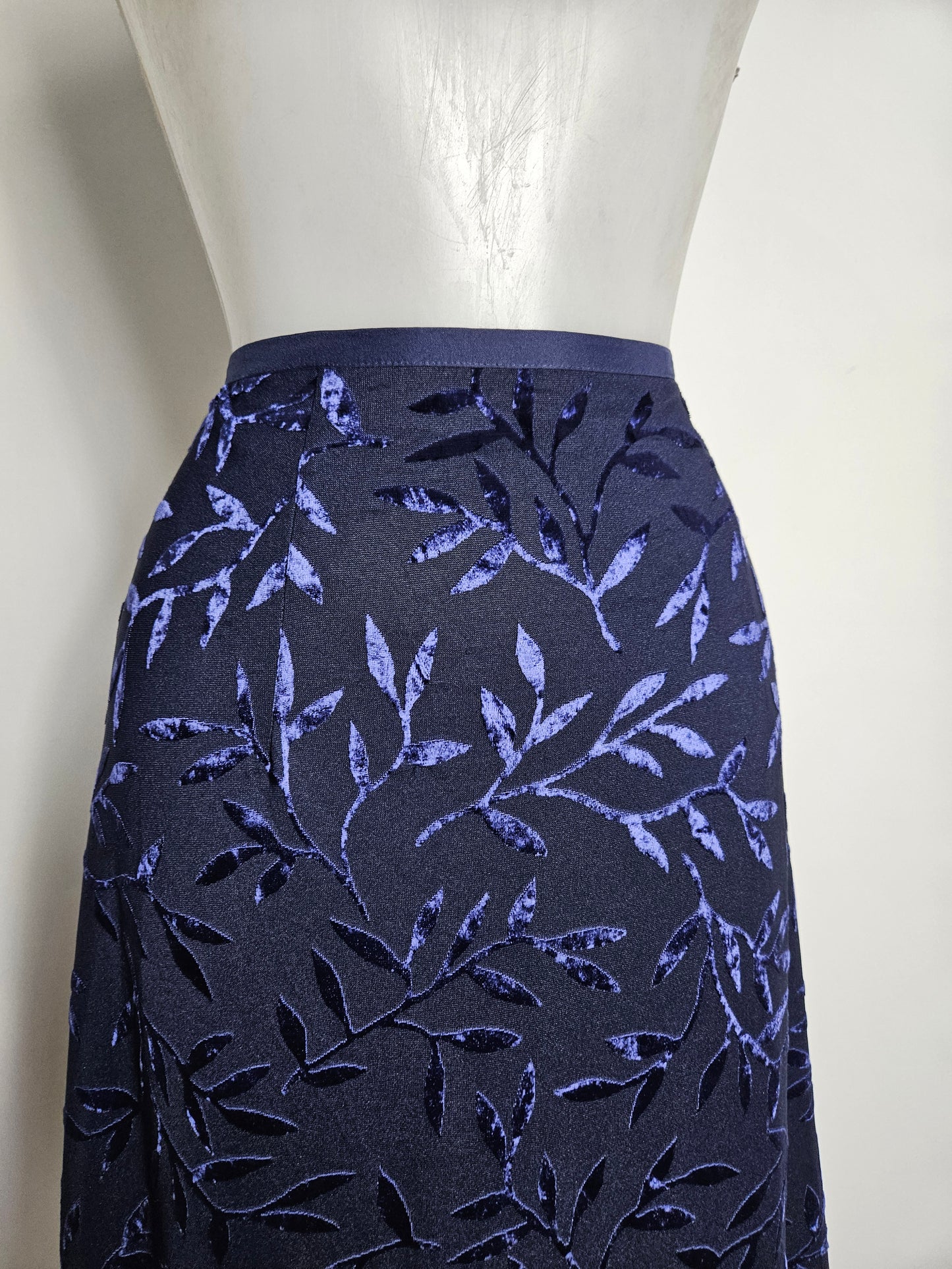 Jupe motif floral velours ras