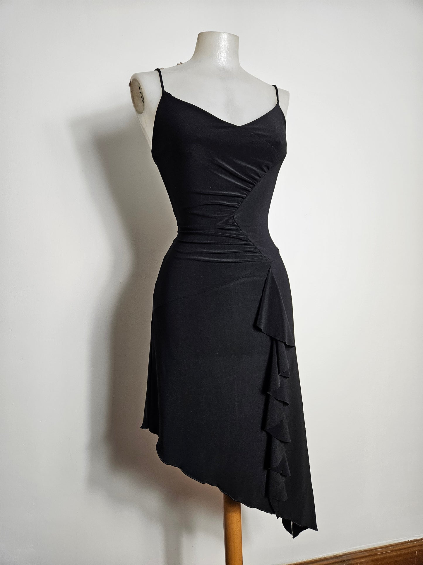 Robe asymétrique noire
