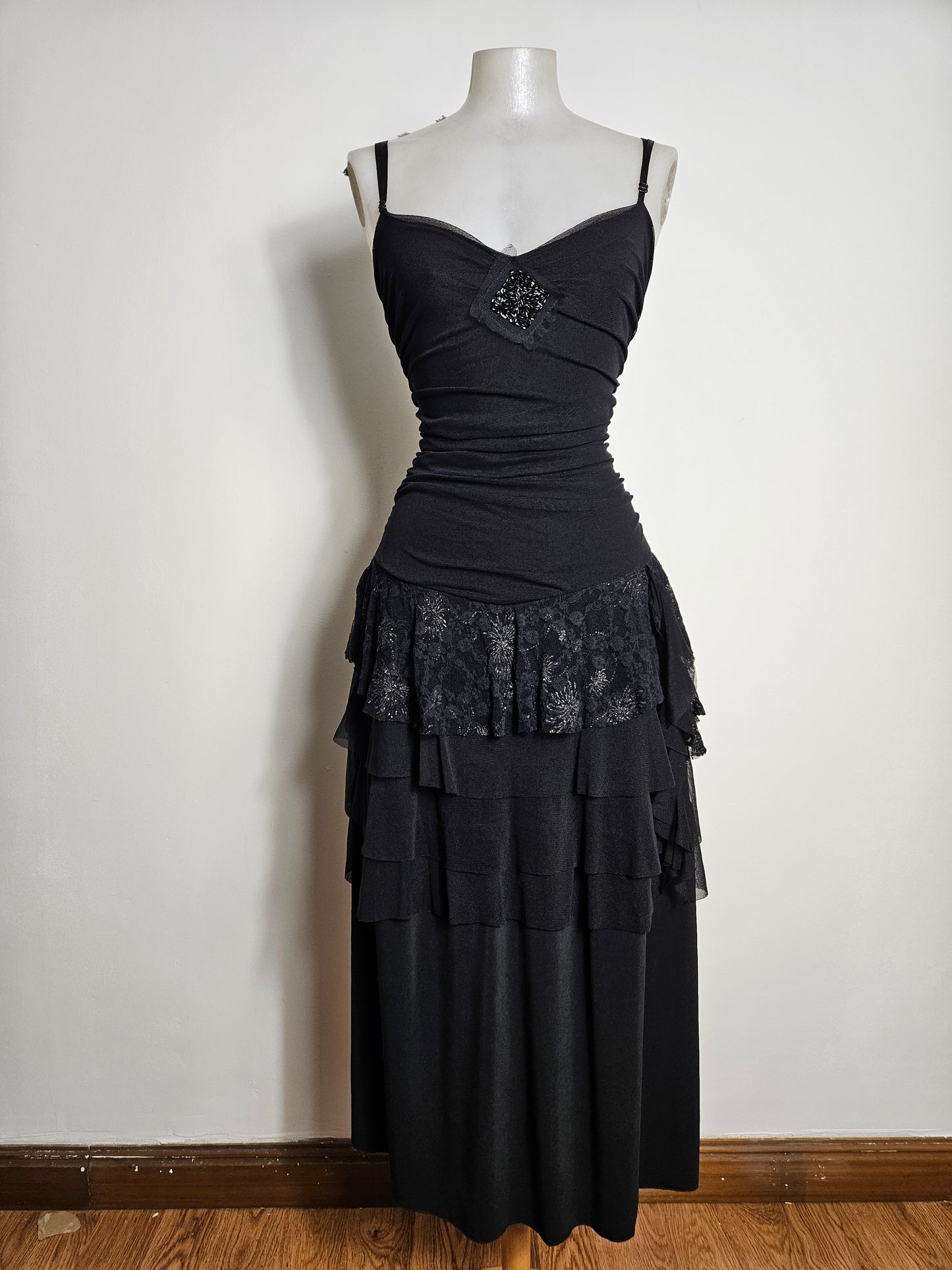 Maxi robe noire en voile à volants