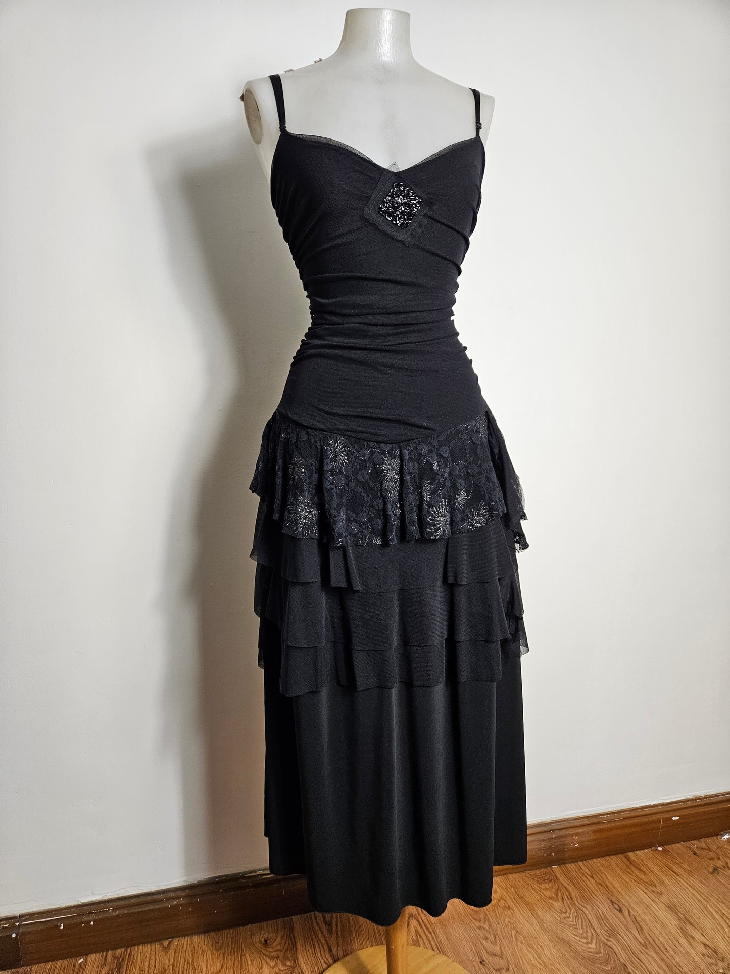 Maxi robe noire en voile à volants