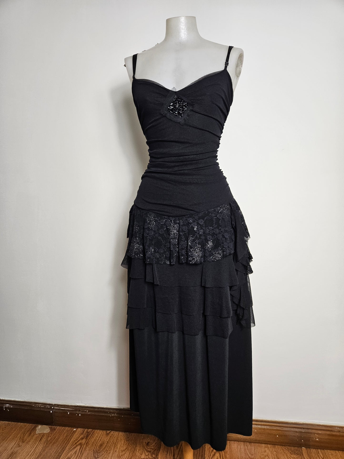 Maxi robe noire en voile à volants