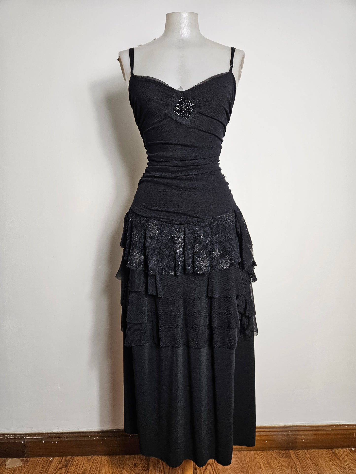 Maxi robe noire en voile à volants