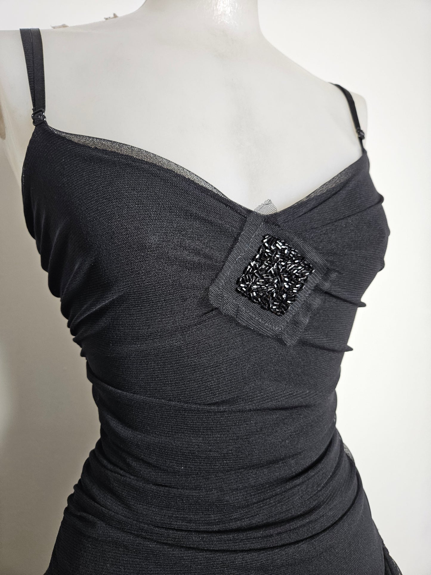 Maxi robe noire en voile à volants