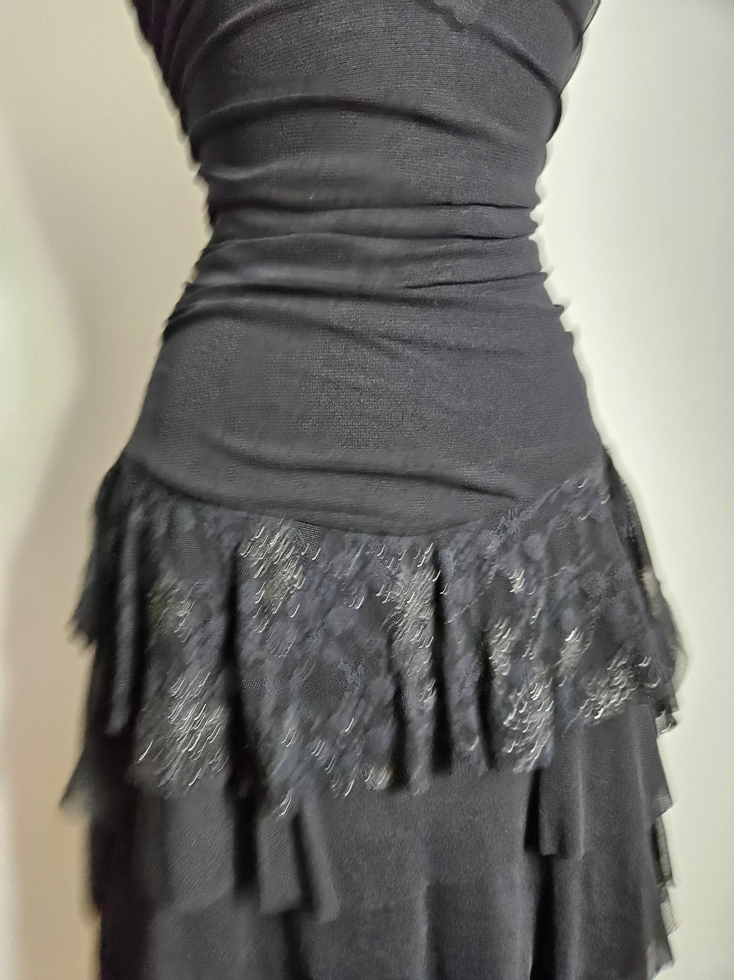 Maxi robe noire en voile à volants