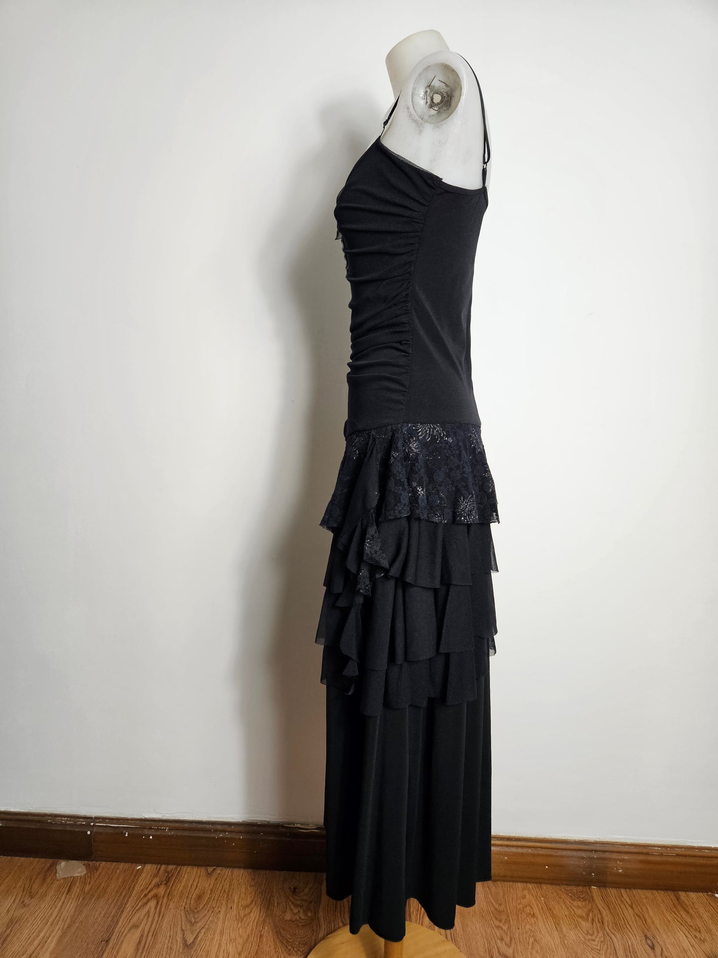 Maxi robe noire en voile à volants