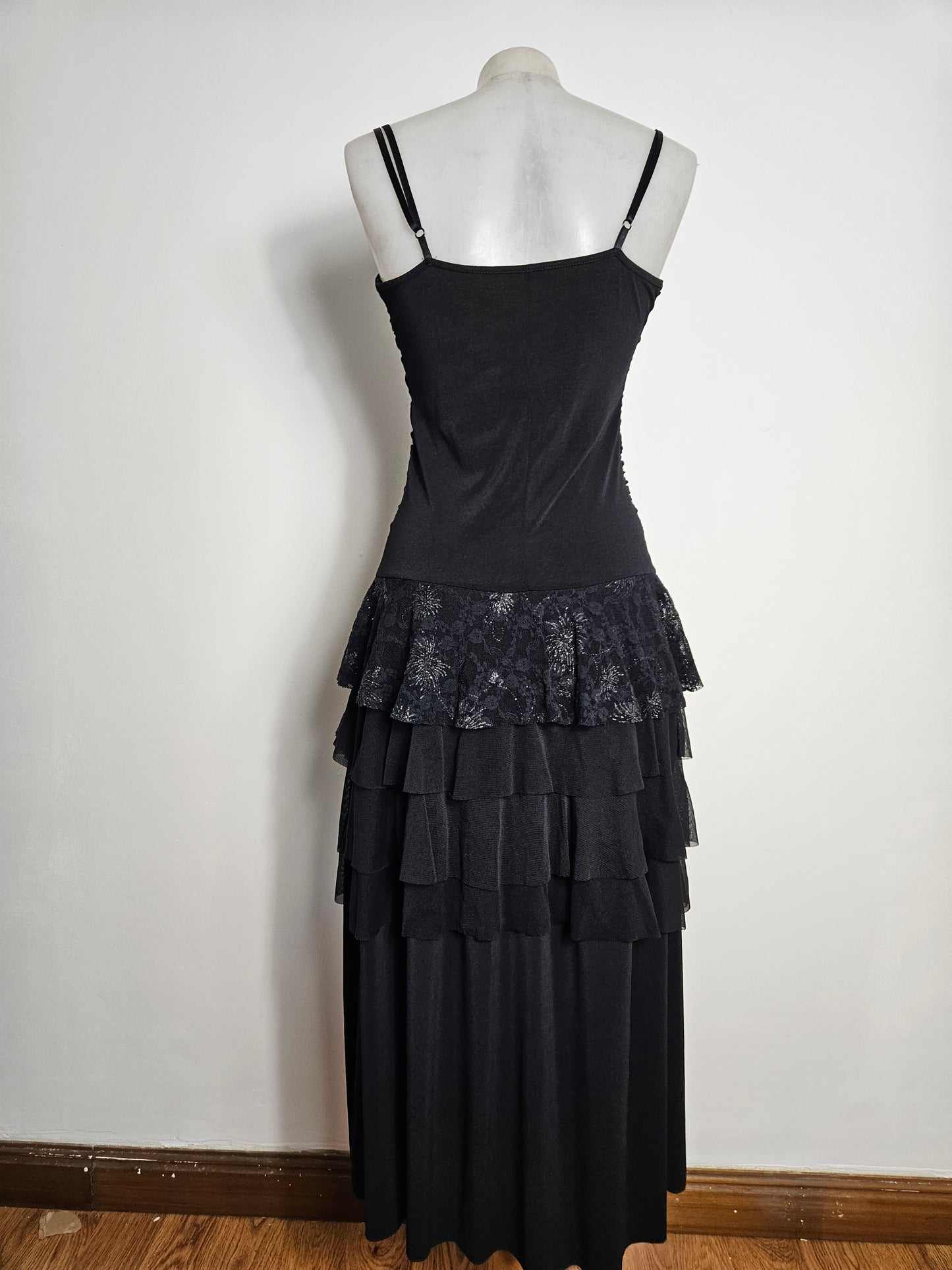 Maxi robe noire en voile à volants