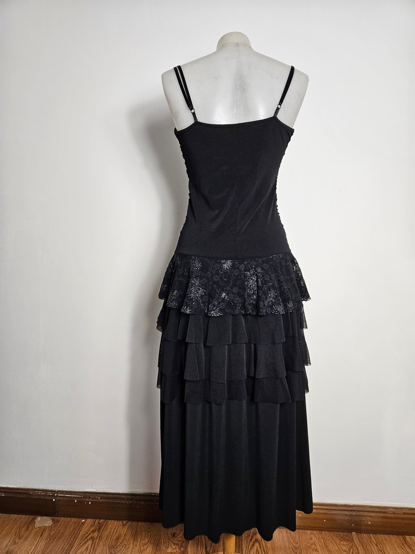 Maxi robe noire en voile à volants