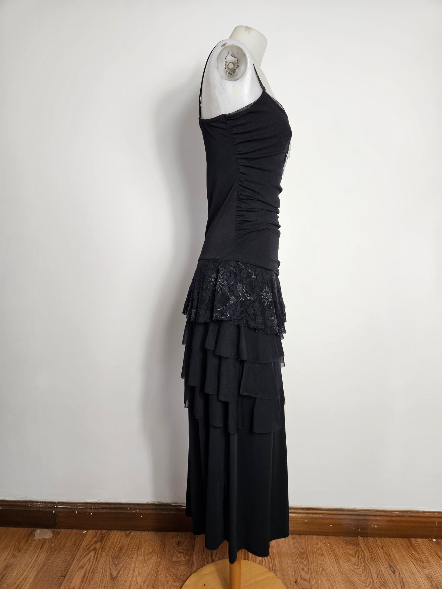 Maxi robe noire en voile à volants