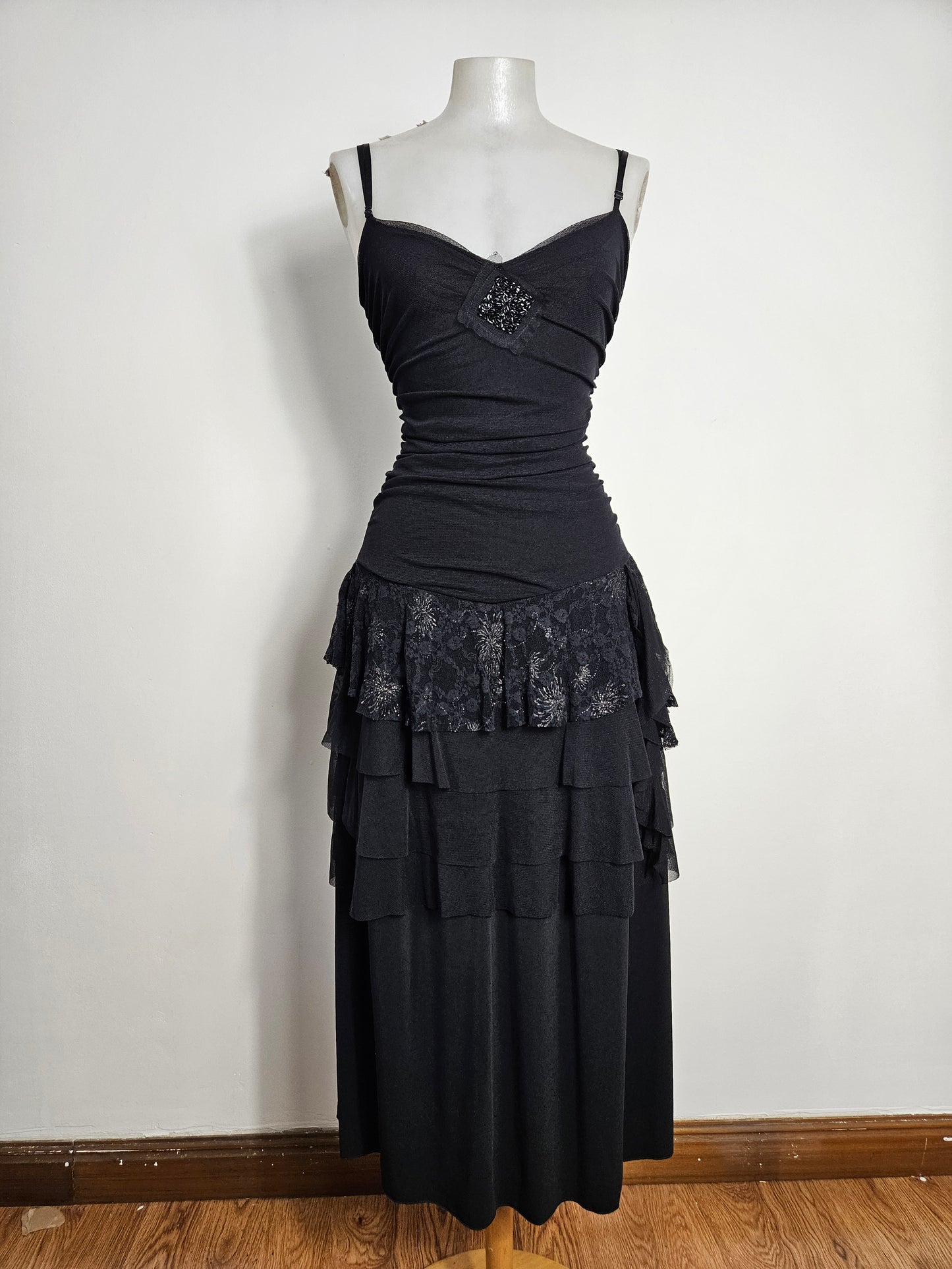 Maxi robe noire en voile à volants