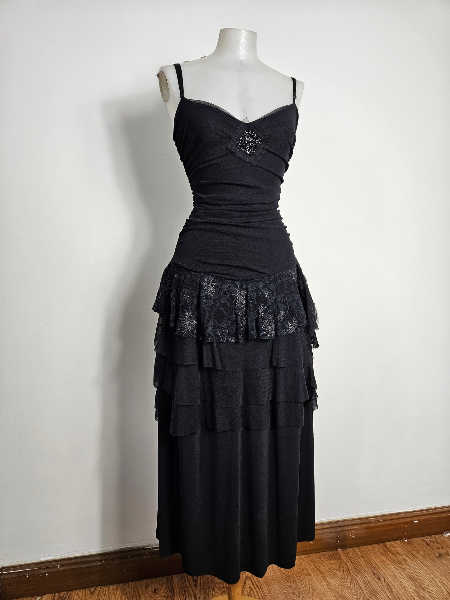 Maxi robe noire en voile à volants