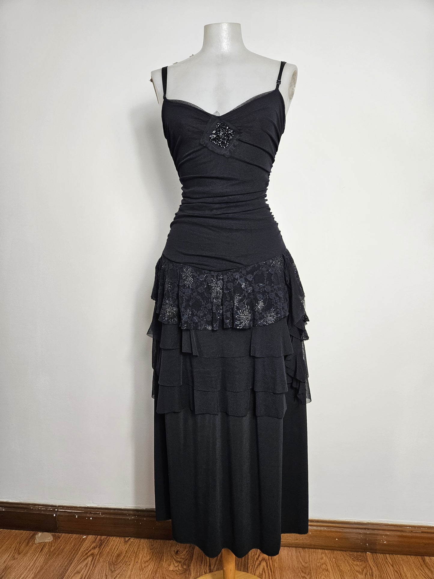 Maxi robe noire en voile à volants