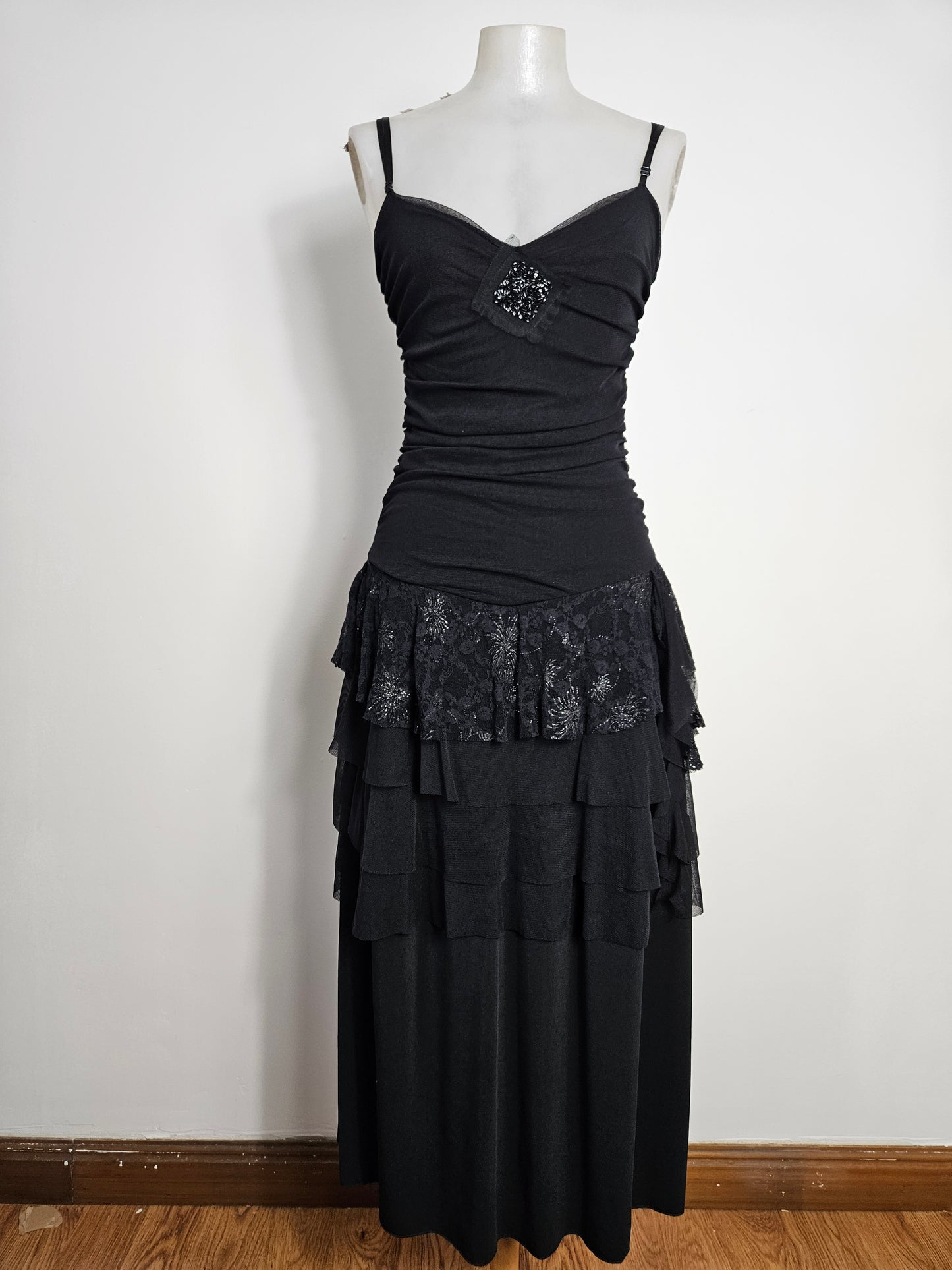 Maxi robe noire en voile à volants