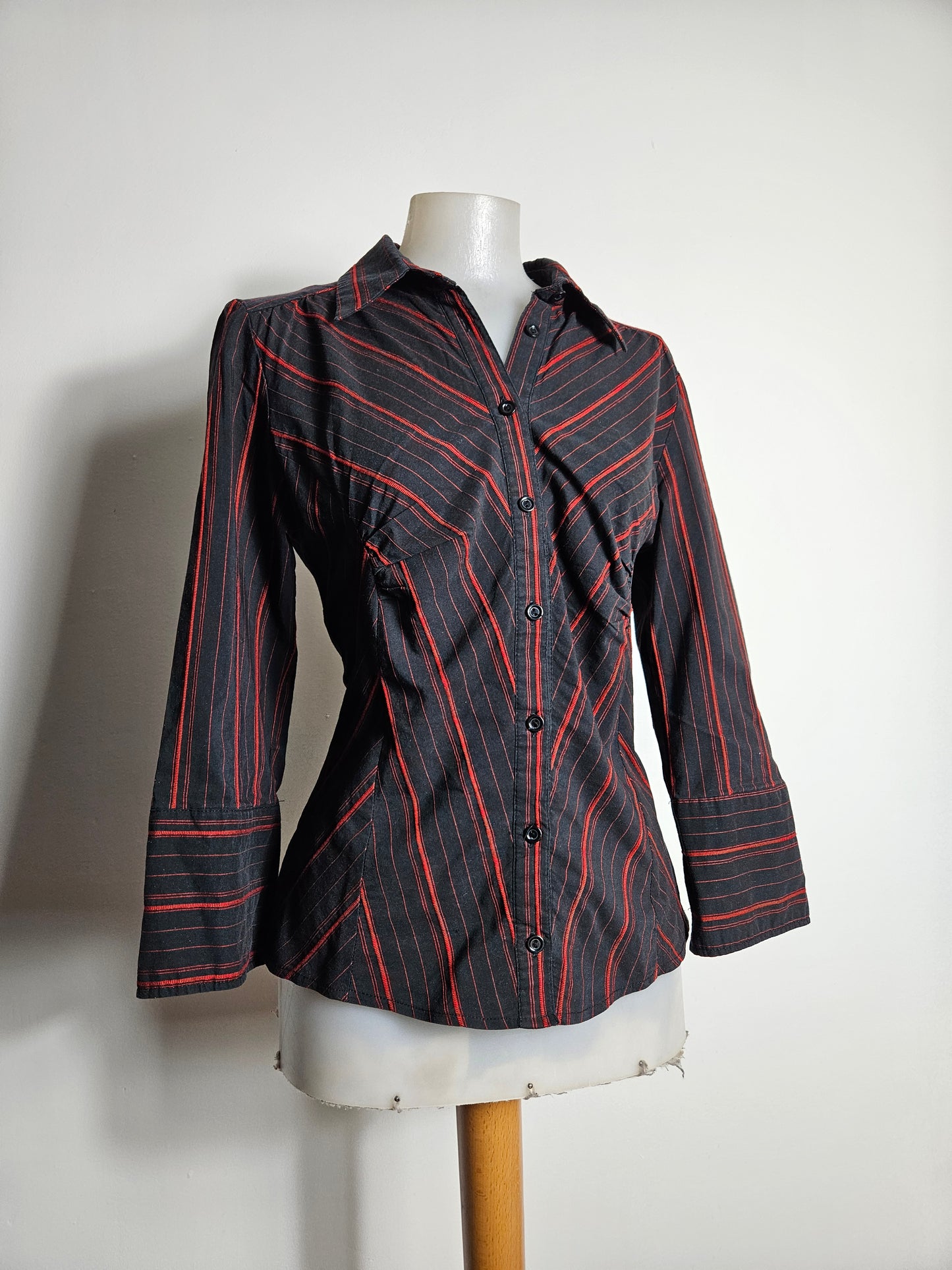 Chemise rayée rouge et noire