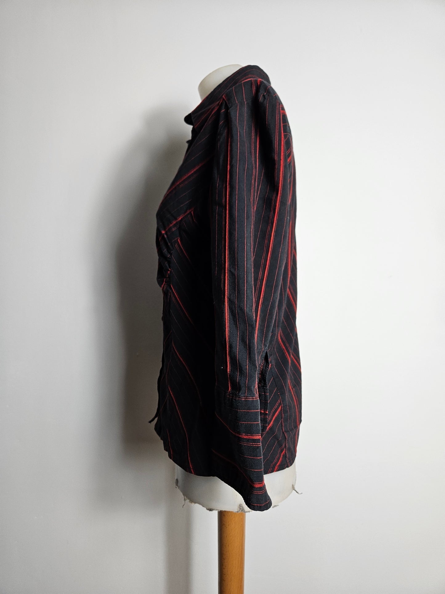 Chemise rayée rouge et noire