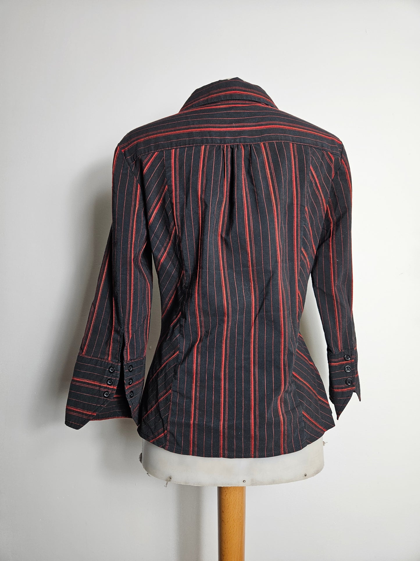 Chemise rayée rouge et noire