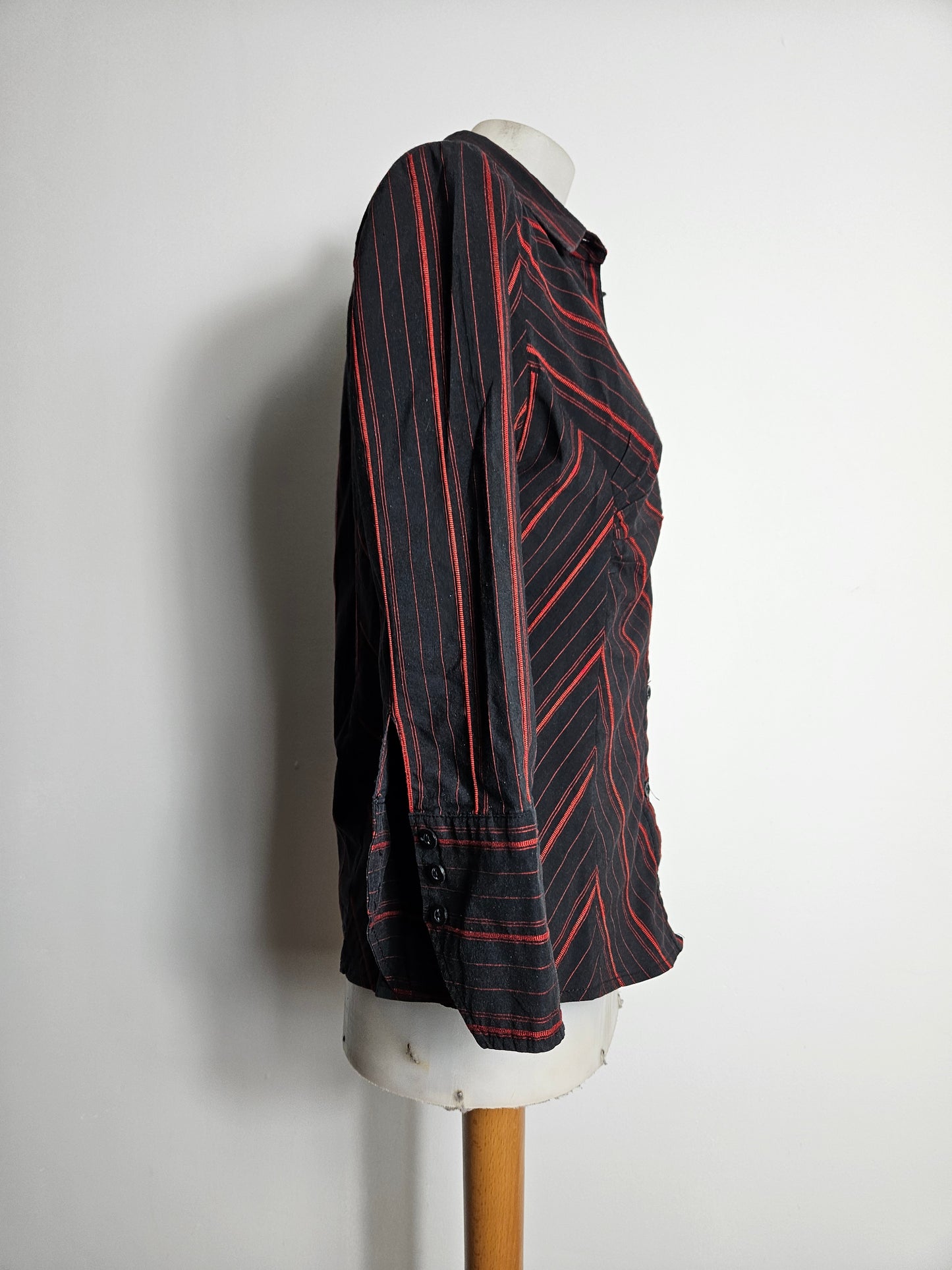 Chemise rayée rouge et noire