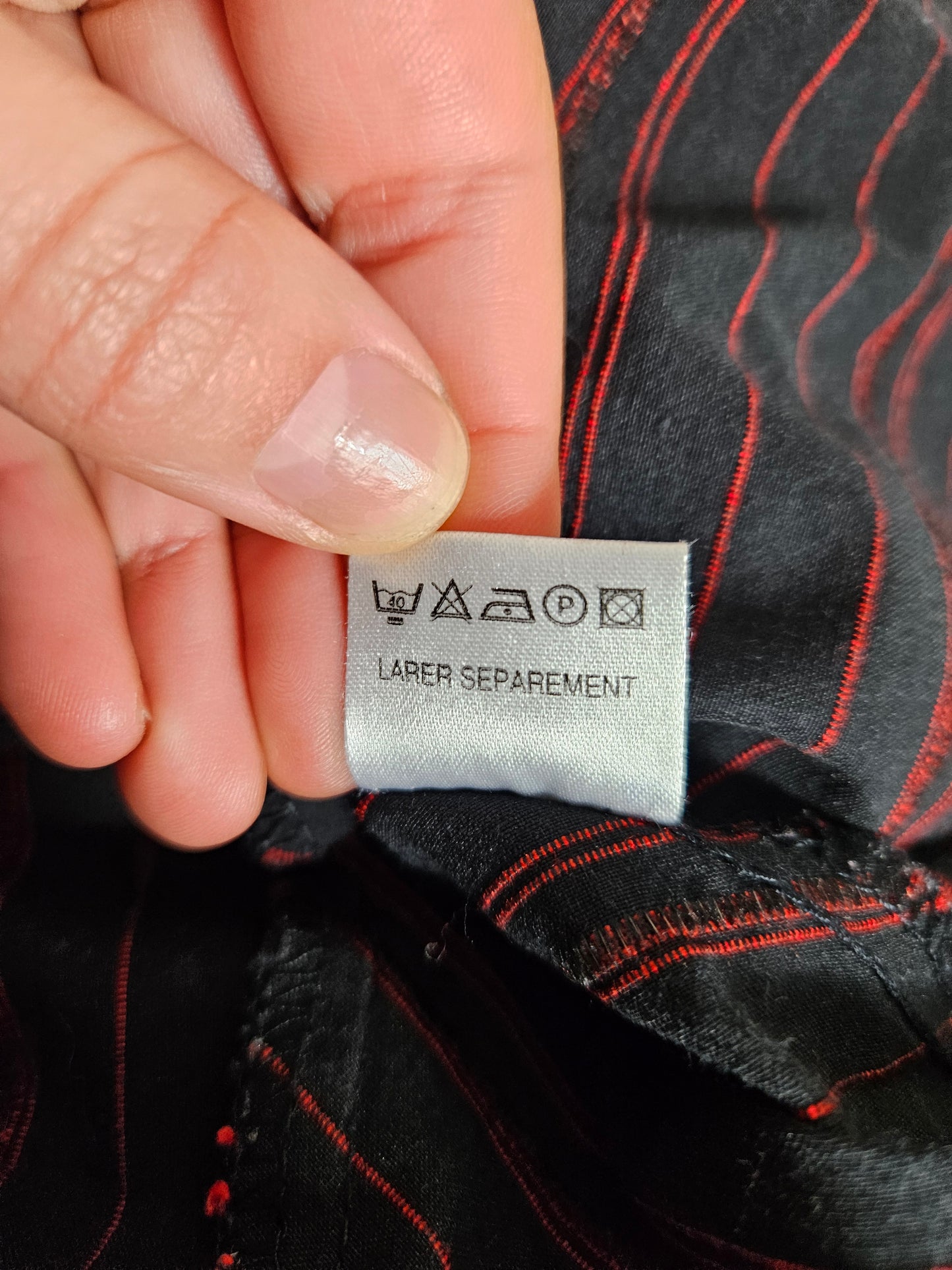 Chemise rayée rouge et noire