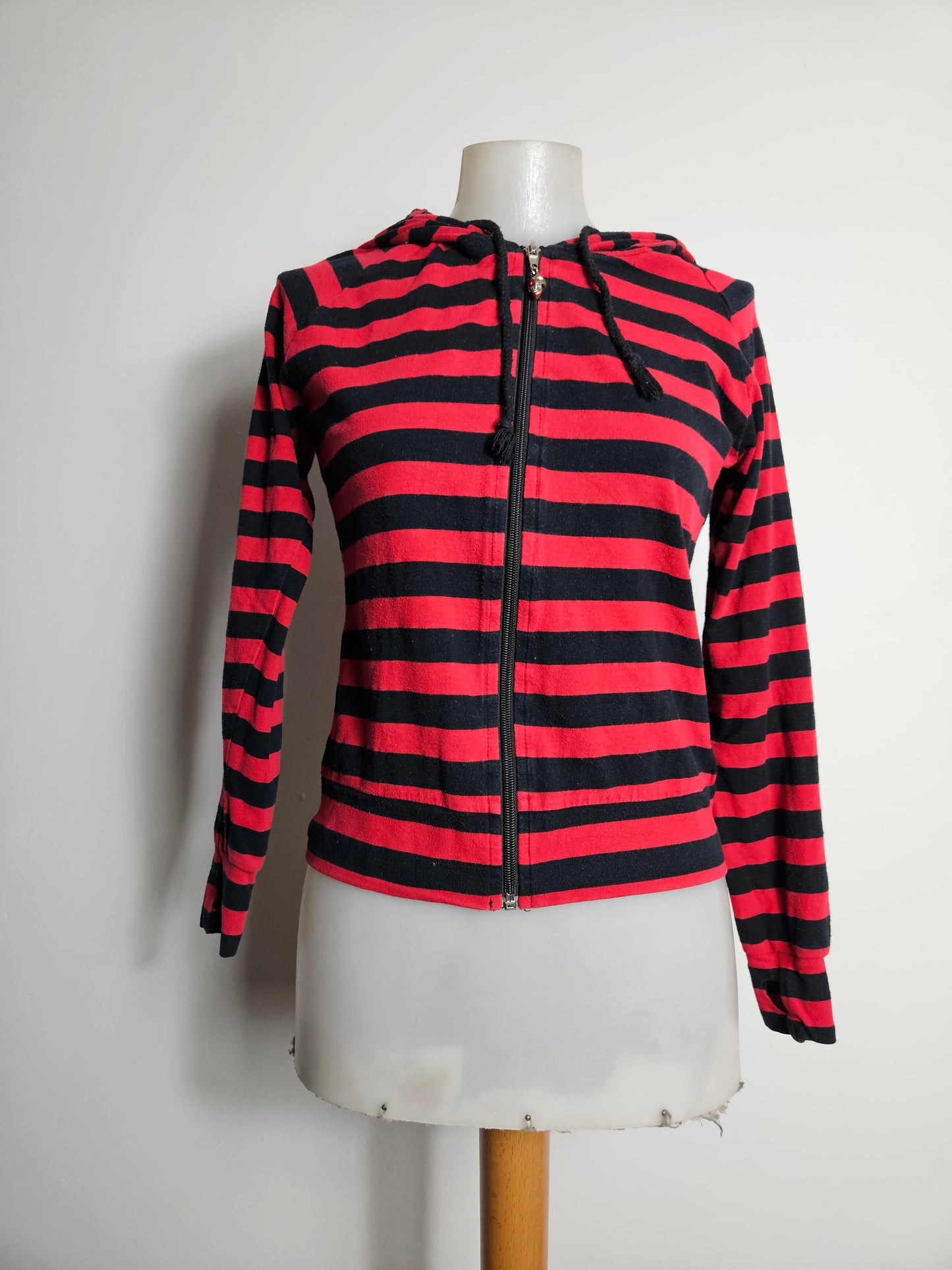 Gilet rayé rouge et noir