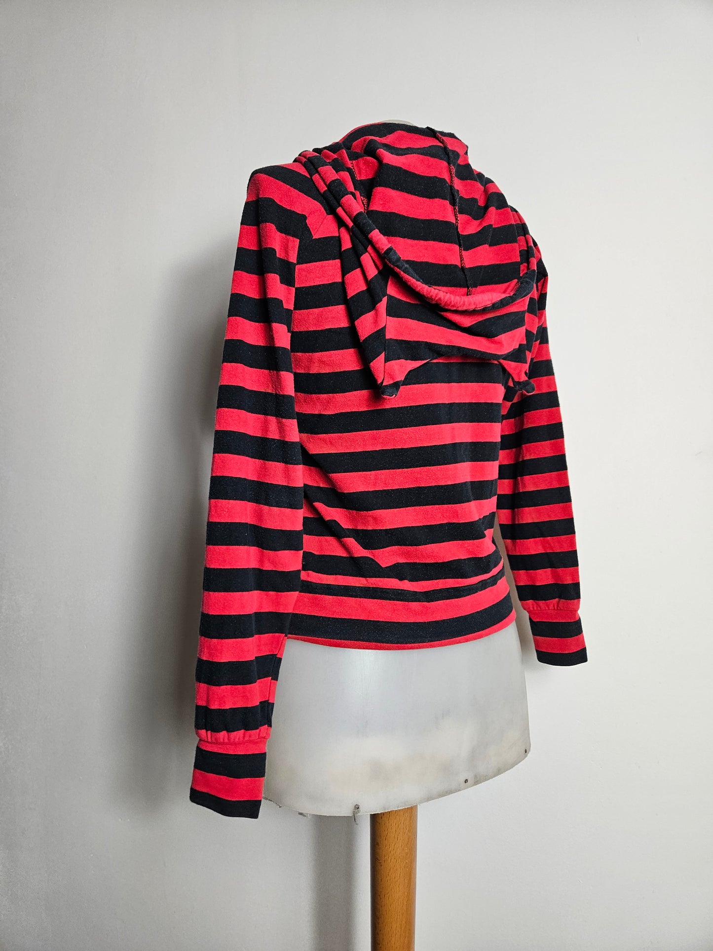 Gilet rayé rouge et noir