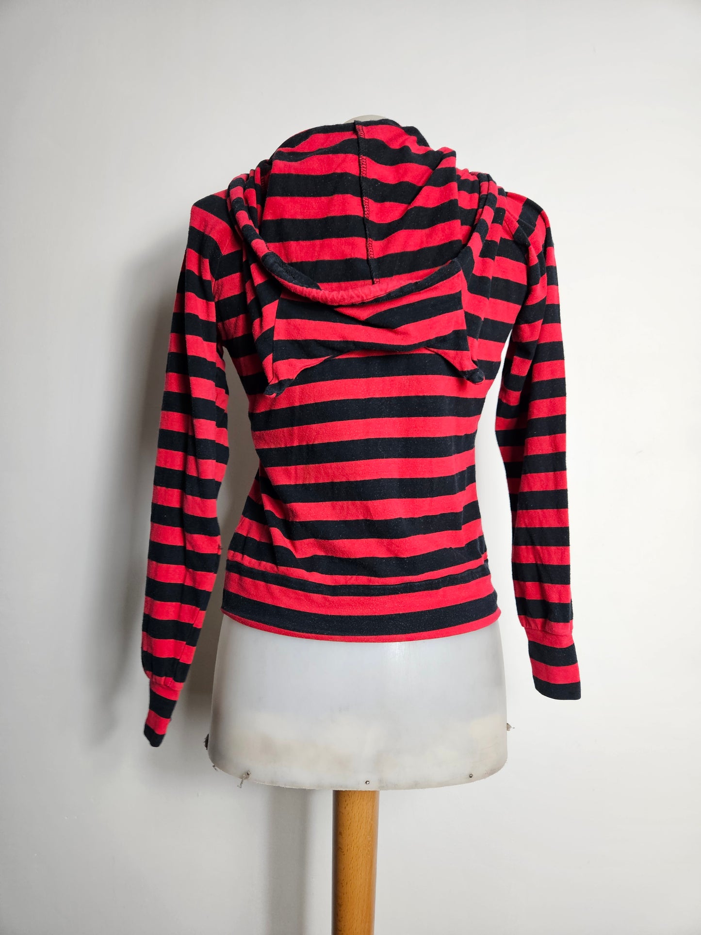 Gilet rayé rouge et noir