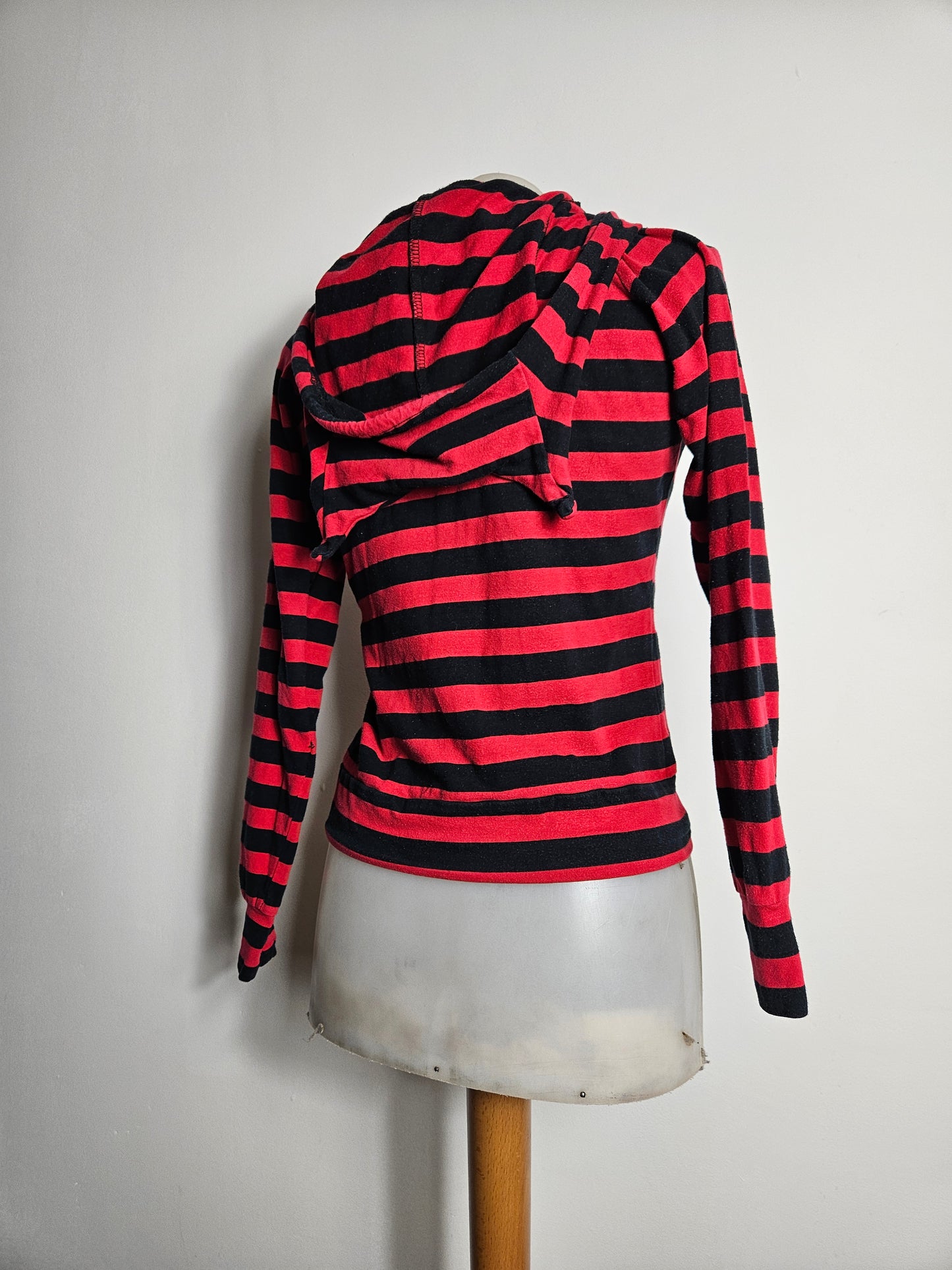 Gilet rayé rouge et noir