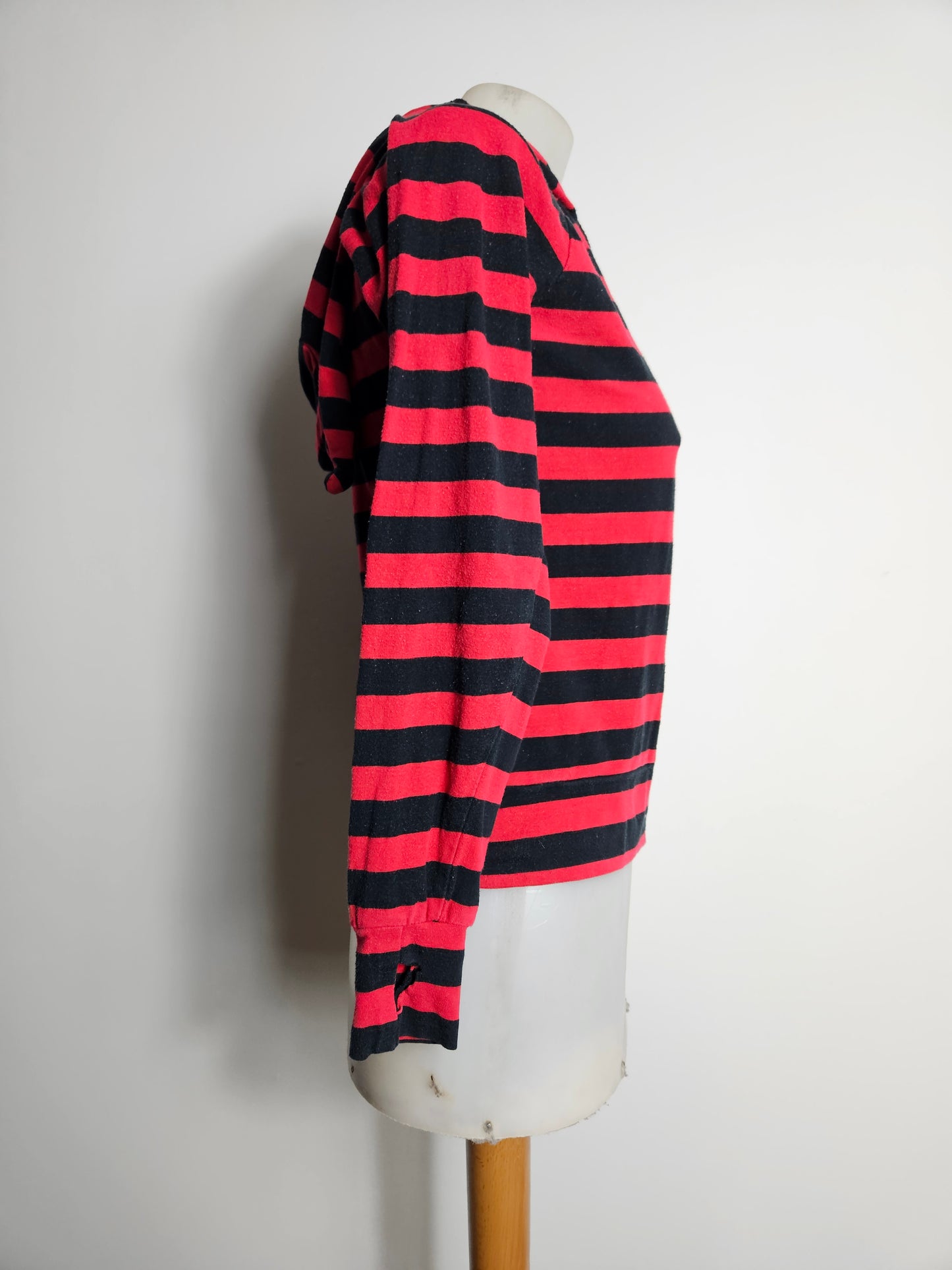 Gilet rayé rouge et noir