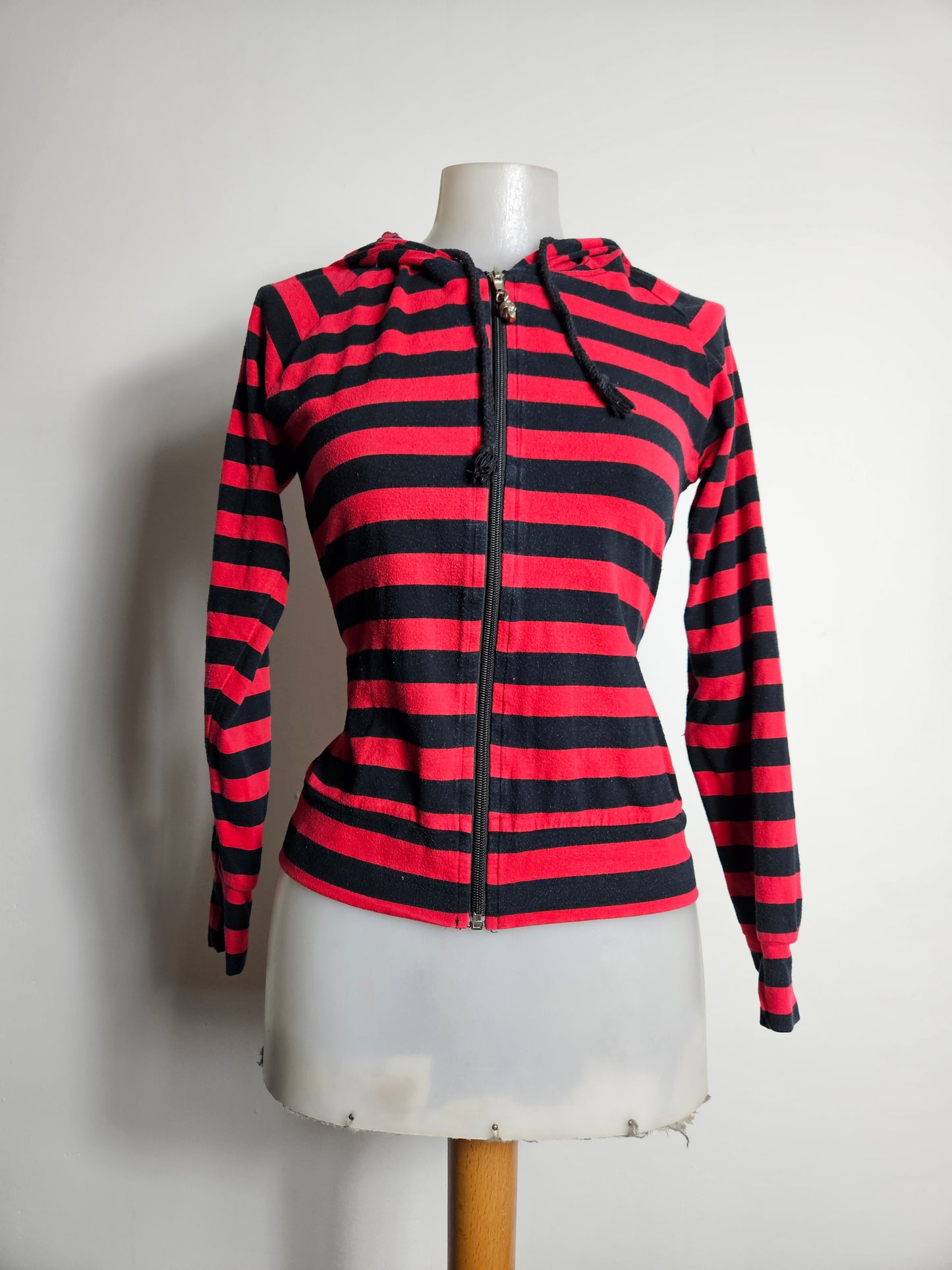 Gilet rayé rouge et noir