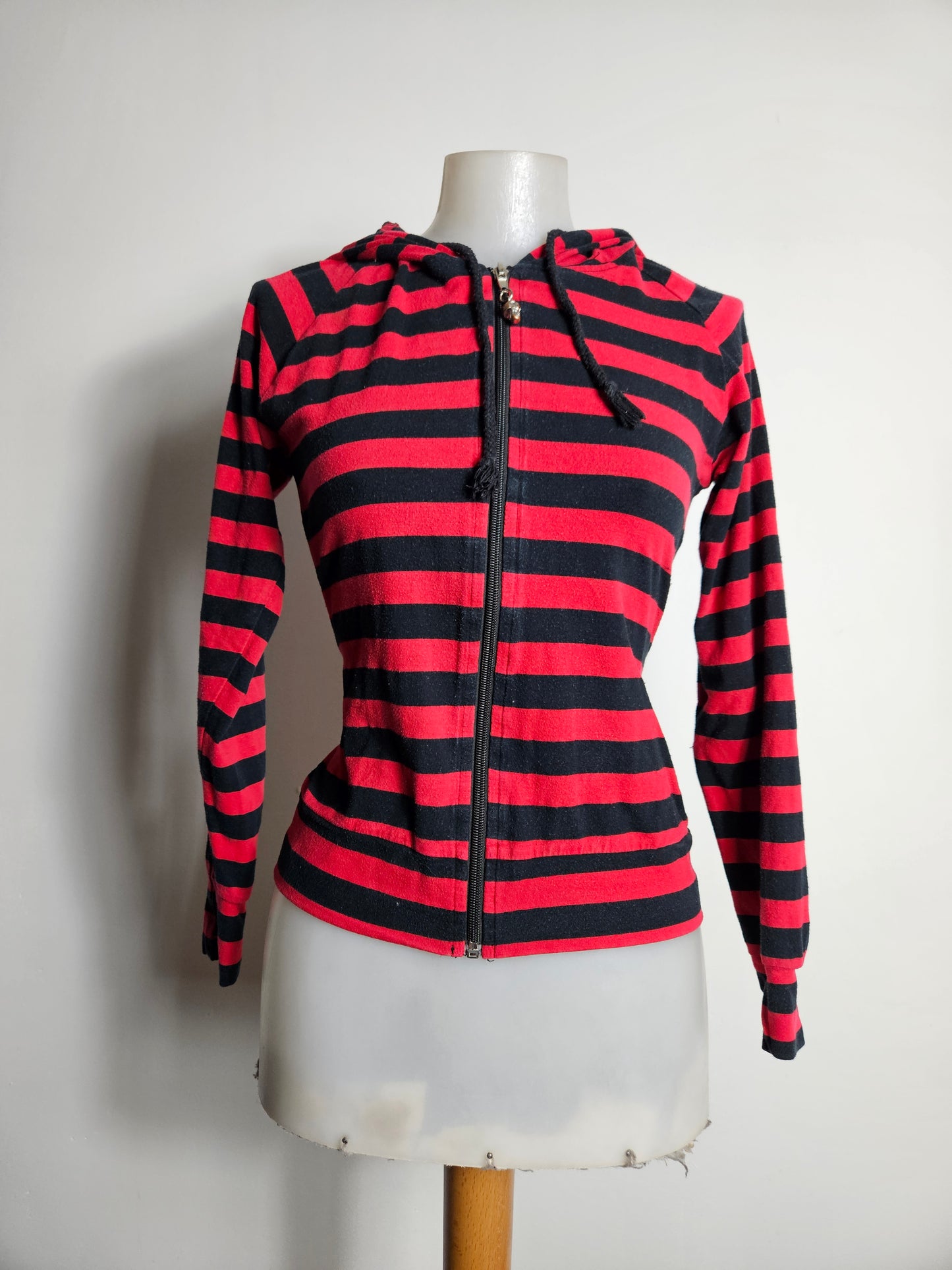 Gilet rayé rouge et noir