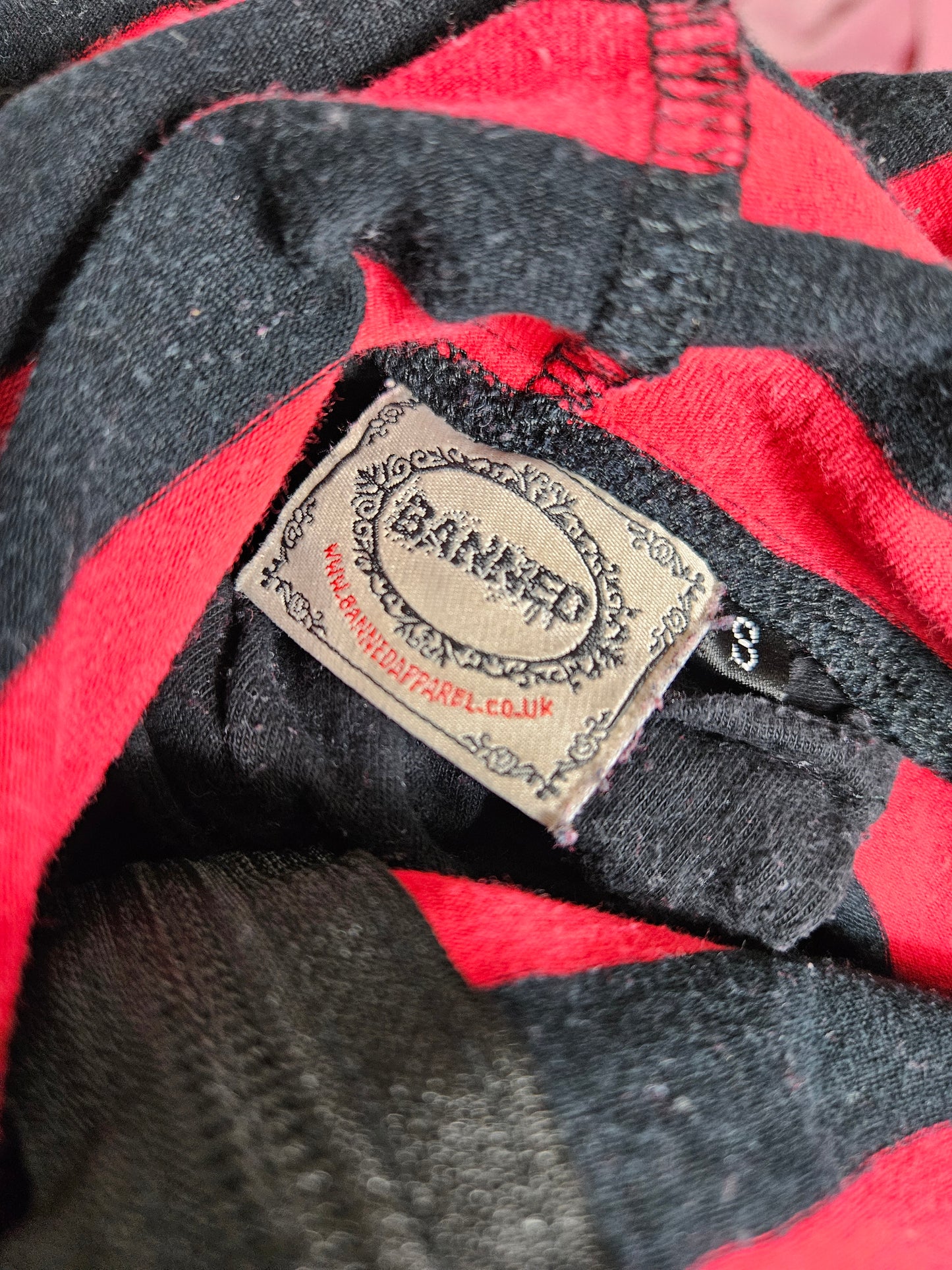 Gilet rayé rouge et noir