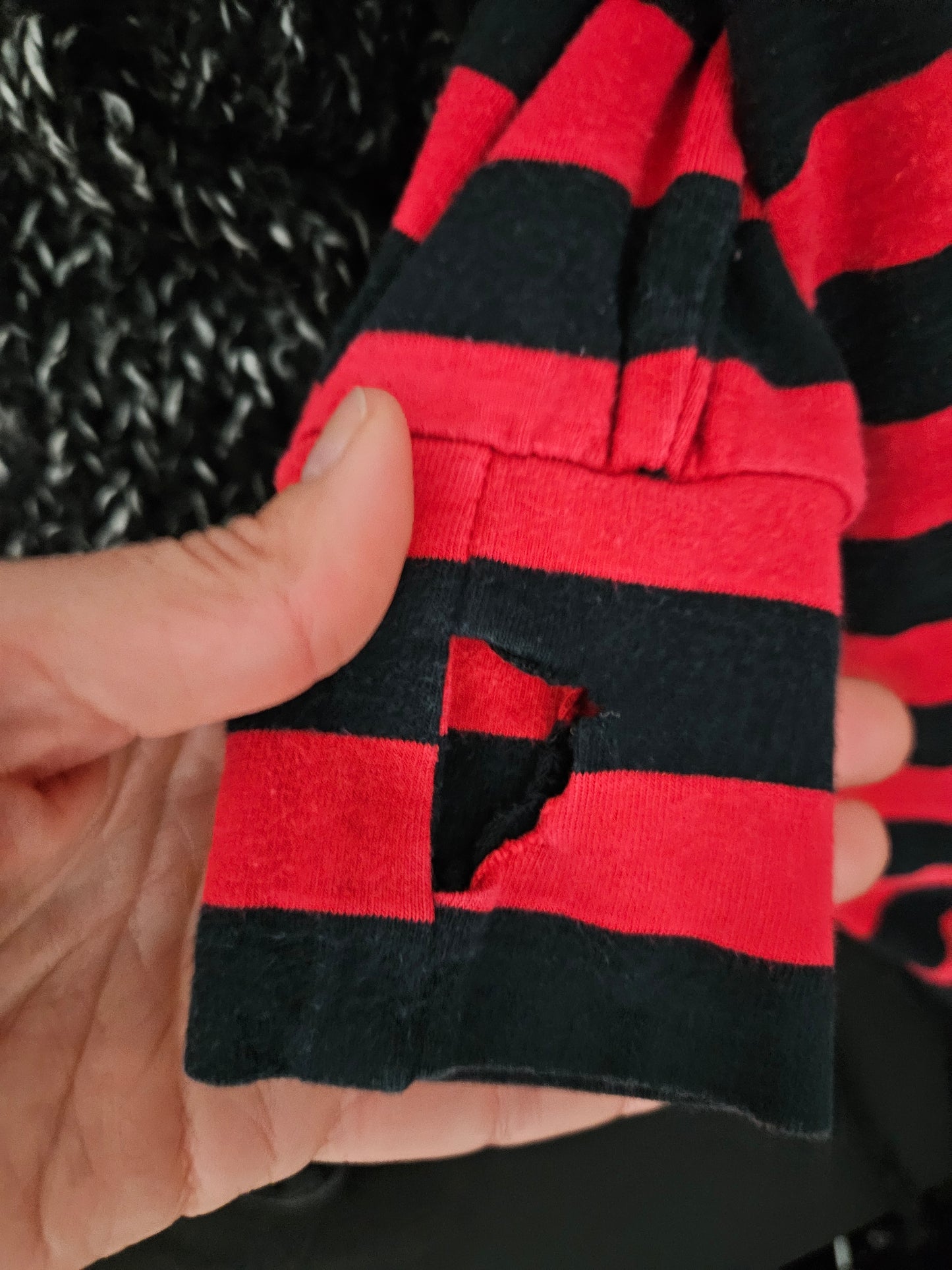 Gilet rayé rouge et noir