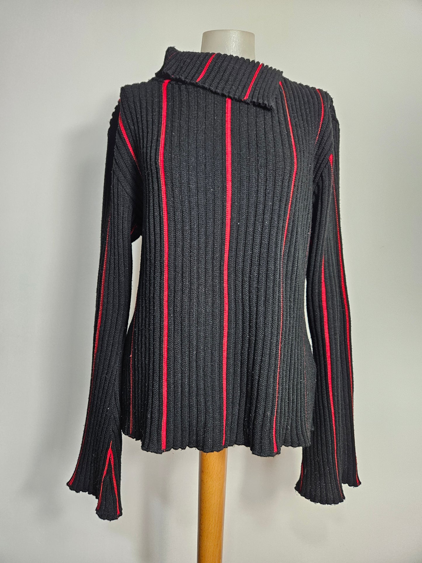 Pull côtelé rouge et noir