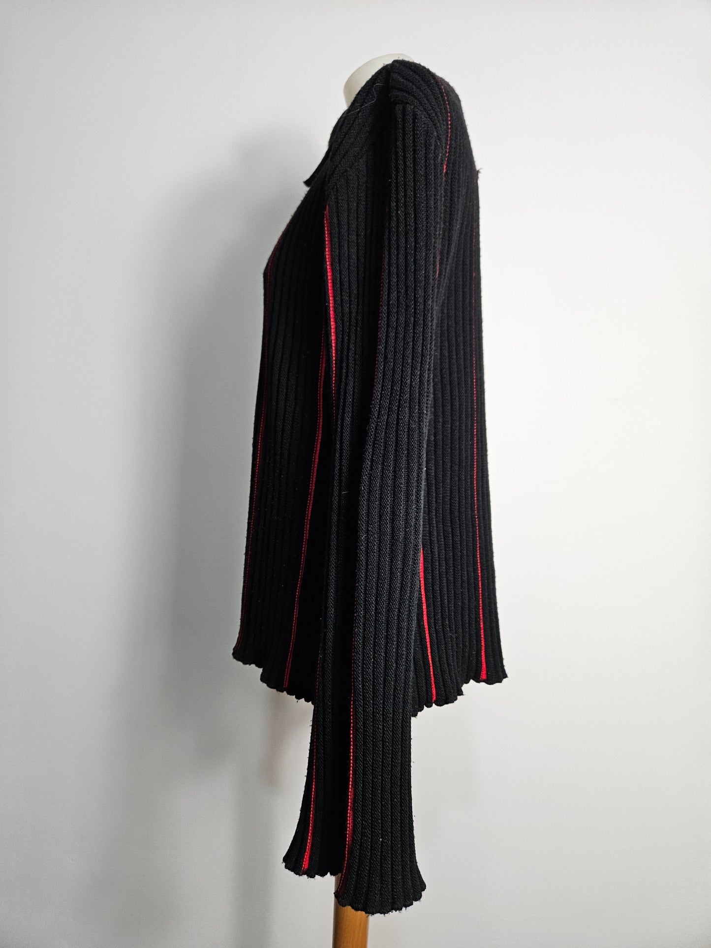 Pull côtelé rouge et noir