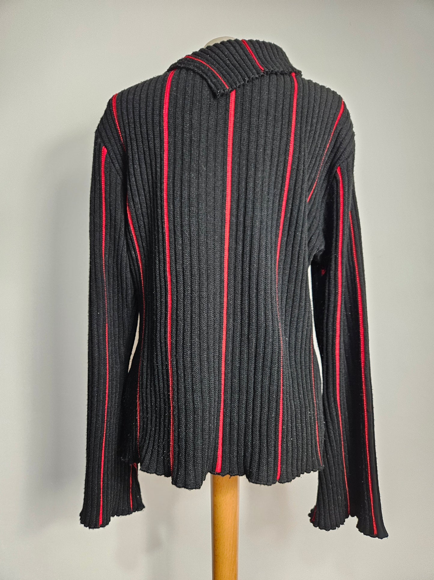 Pull côtelé rouge et noir