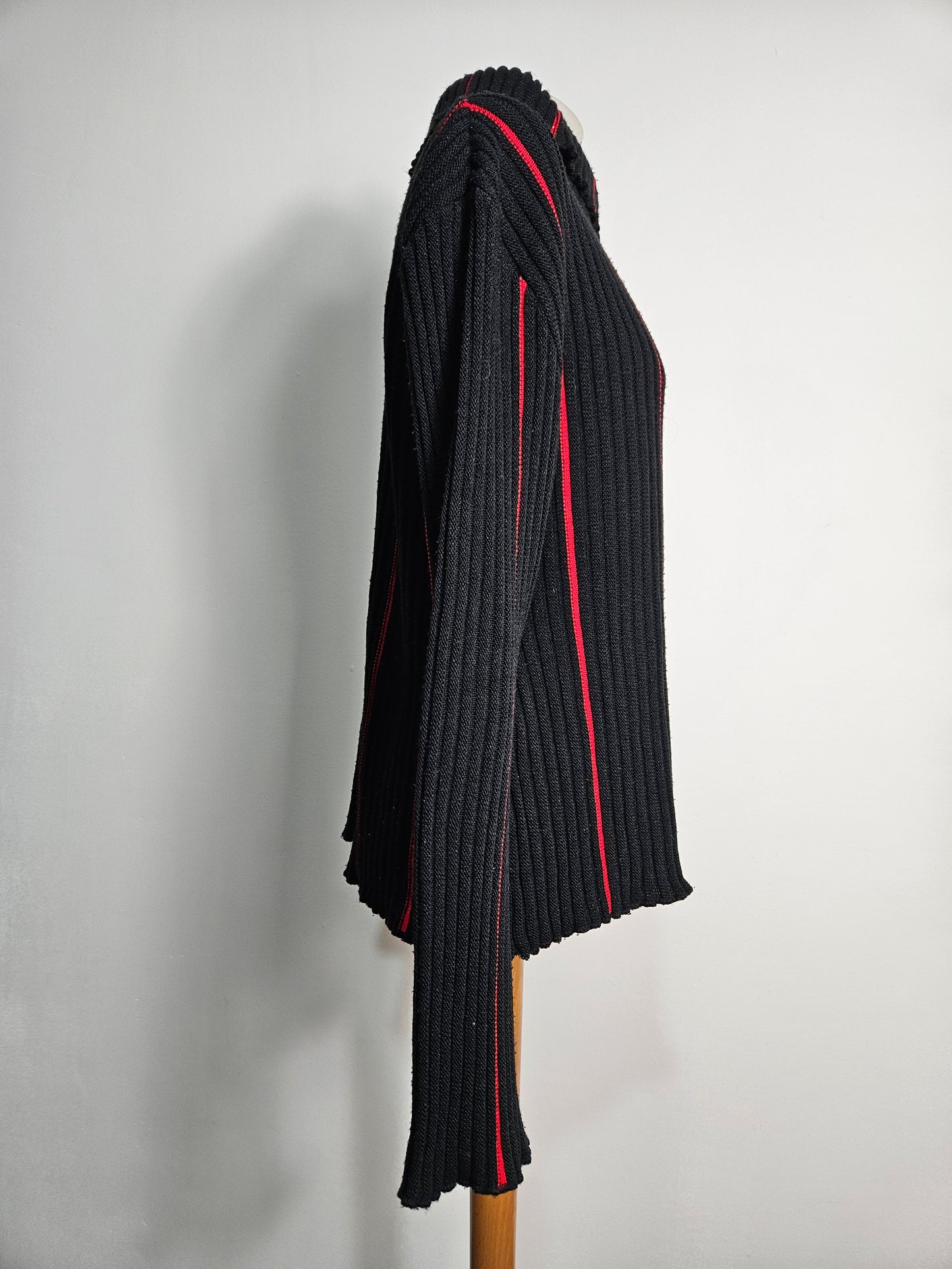 Pull côtelé rouge et noir