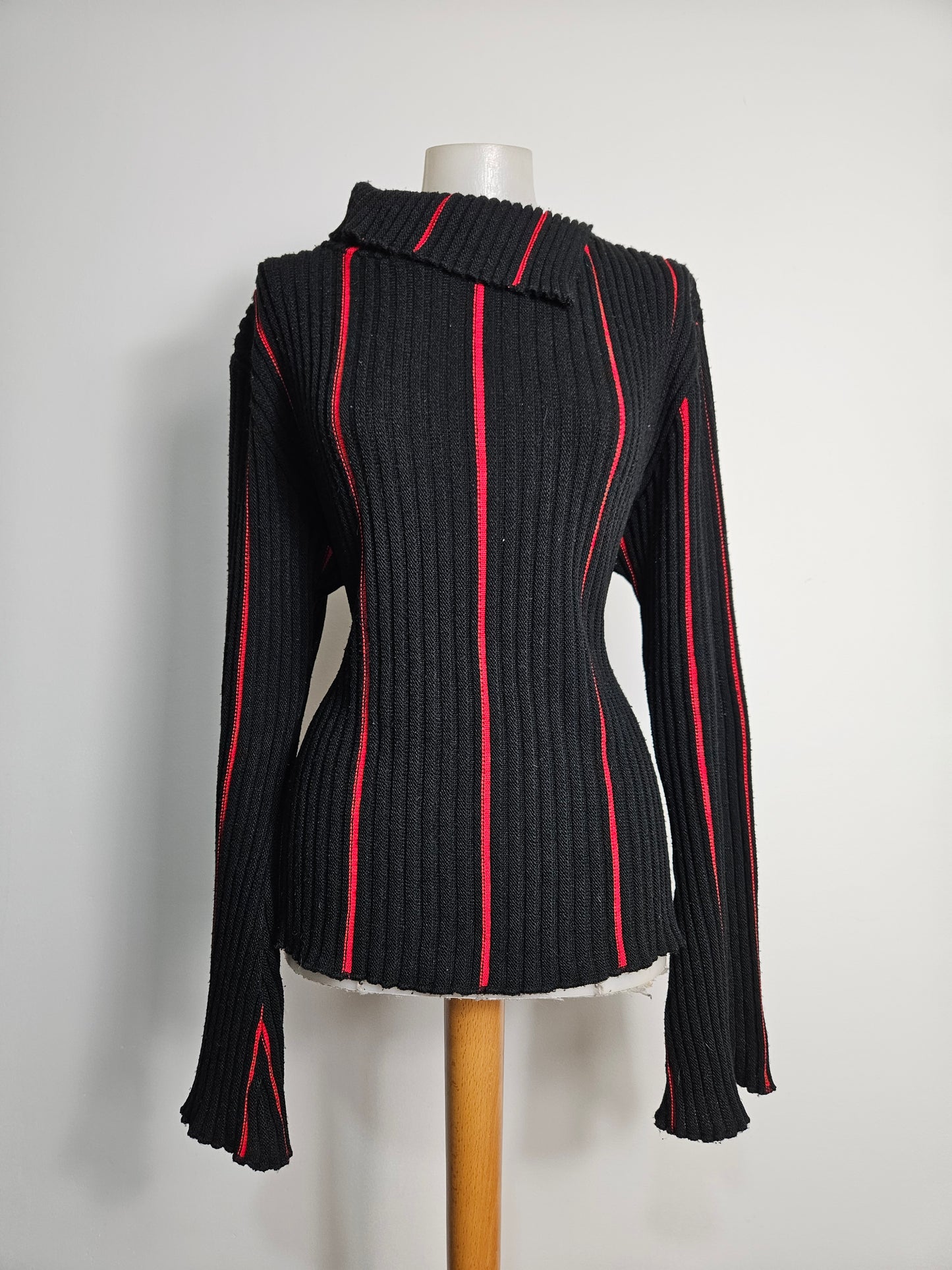 Pull côtelé rouge et noir