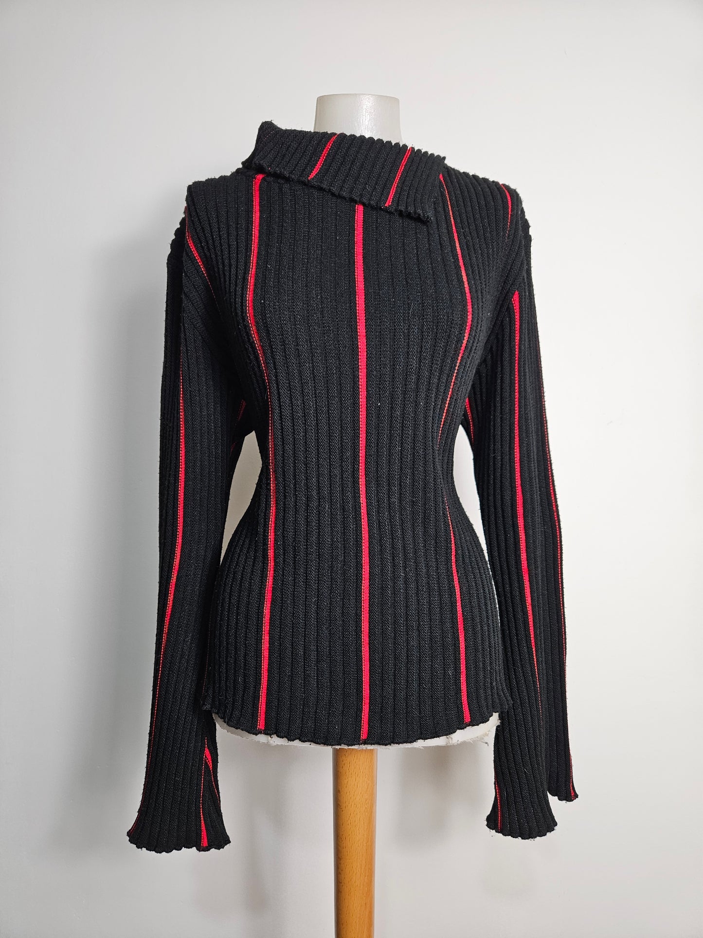 Pull côtelé rouge et noir