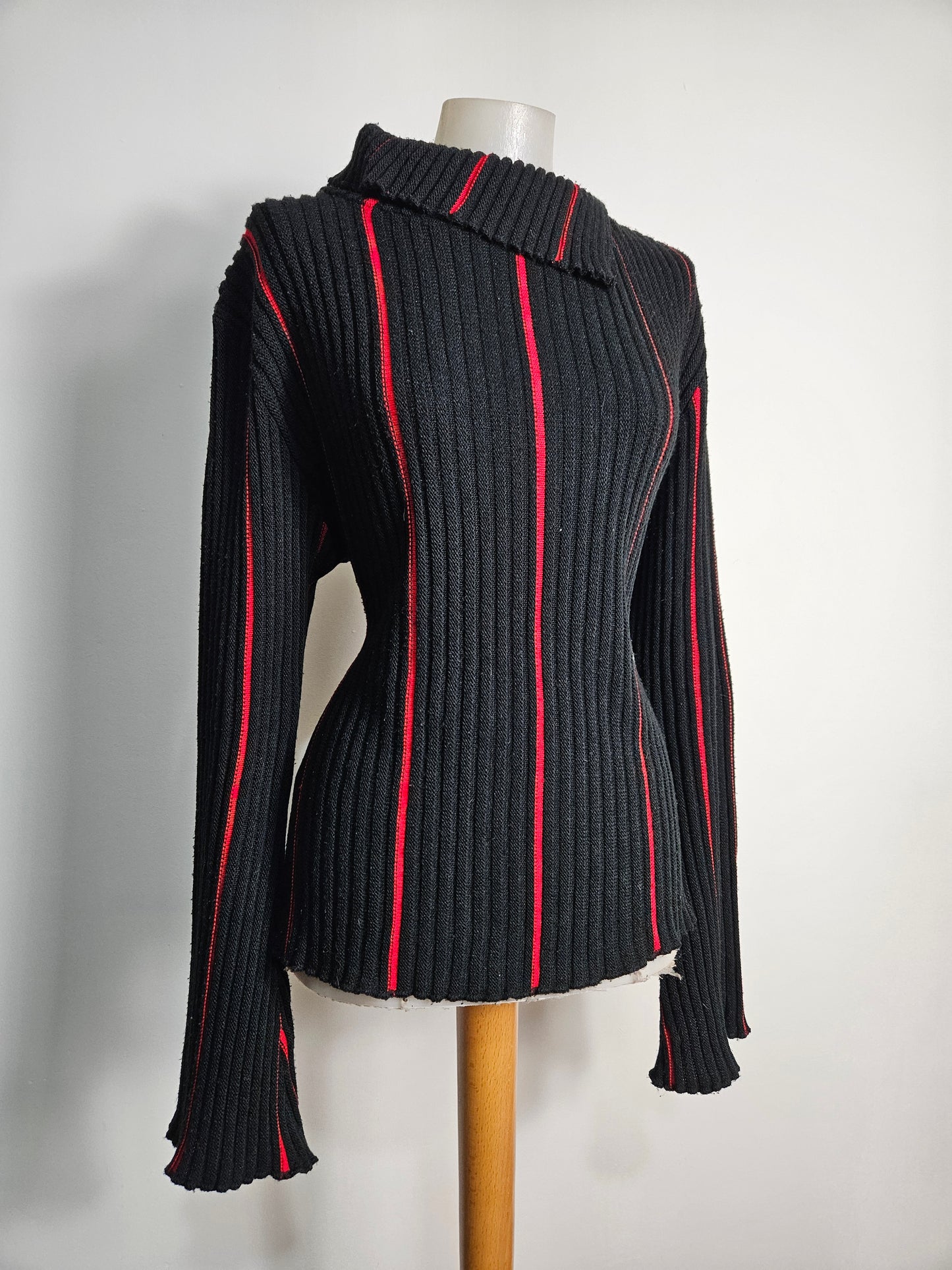 Pull côtelé rouge et noir